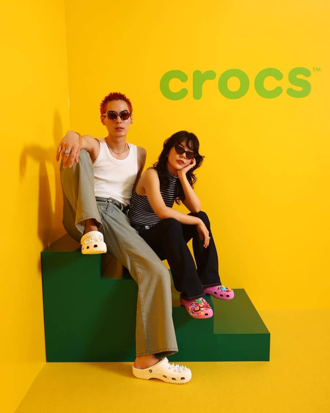 長澤メイのインスタグラム：「クロックスだいすき🎀💛🍒🌈 ジビッツをかわいくデコるのが たのしーーいっ‼️🐶💕  自分の好きなように配置できるから 愛情たっぷり❤️‍🔥 愛着がわく〜〜🥵✌️💕  みんなもぜひ自分だけの クロックスを作ってみてほしい🎀 楽しいよ〜😍🫶🌈 @crocsjp  #crocs #ジビッツ」