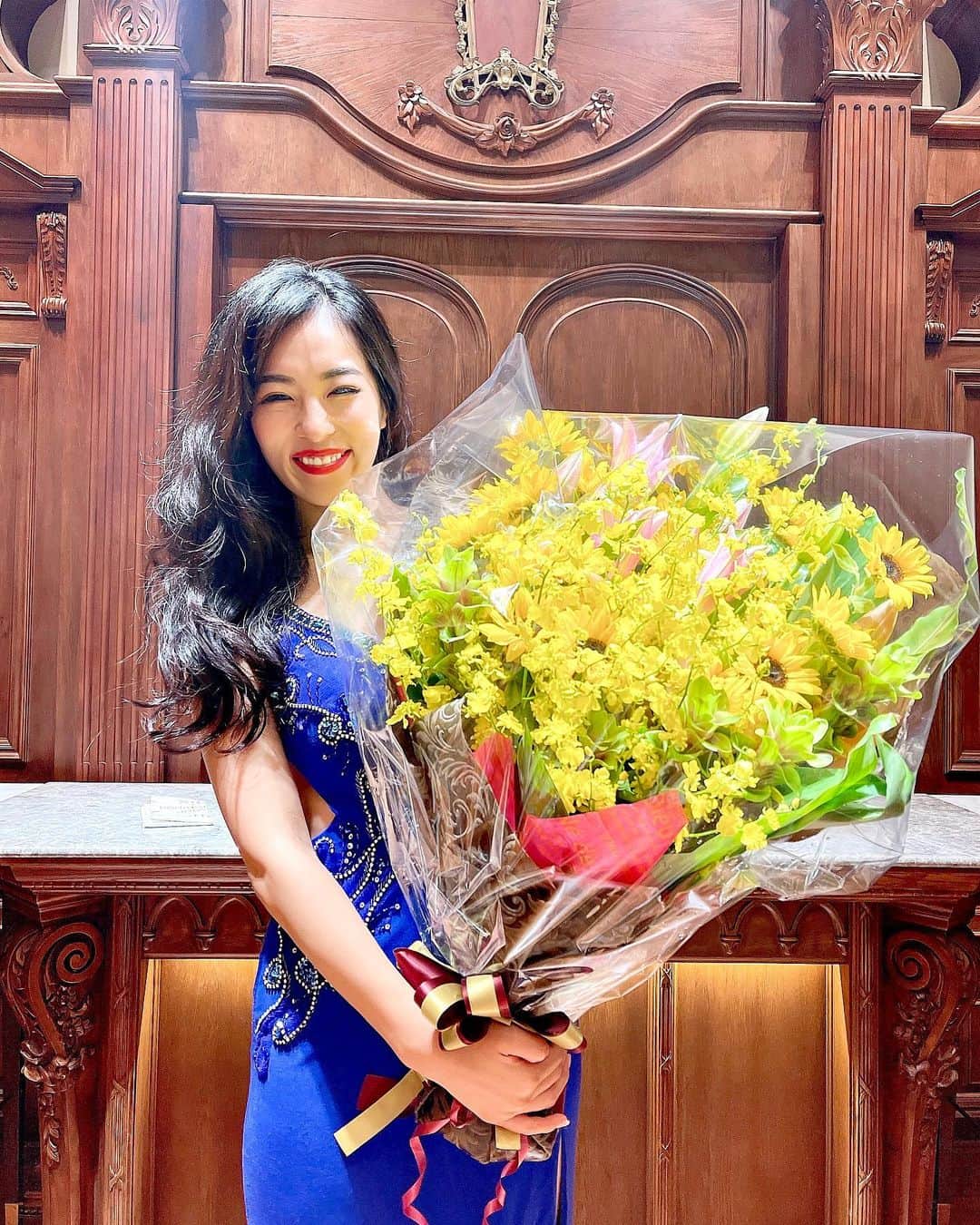 絹野志朋のインスタグラム：「👑 ミスアースジャパン大阪大会。 先ほど無事に終えました💐  伝えたいことは 本当にたくさんあるのですが、  まずは皆さんに お礼を伝えたい。感謝を伝えたい。  この大会を通して出逢った皆さん、  日頃から応援して下さっている周りの方々、  そして、今大会の出場にあたり お世話になったプロデューサーのお2人 @ogawajunzo @jeffioppa   本当に本当にありがとうございました。  皆さんへの 『愛』と、そして、大きな『感謝』。  また詳しくは明日の投稿で😌 取り急ぎ、お礼まで。  世界のステージに、行っくぞ〜❤️‍🔥 .」