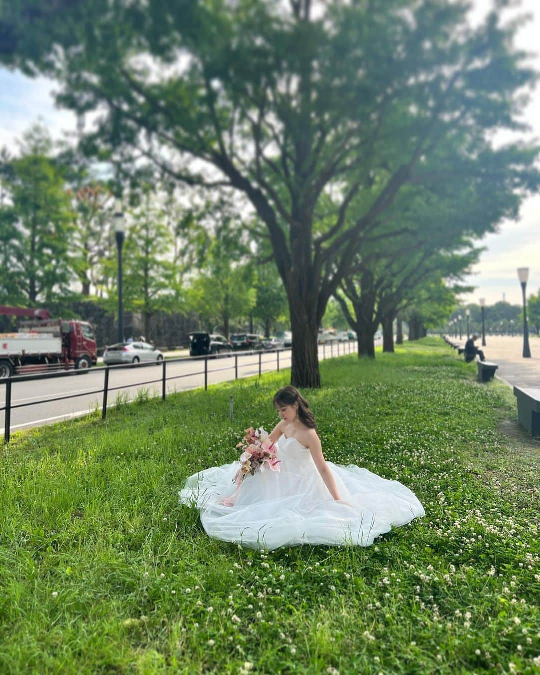 大野愛友佳さんのインスタグラム写真 - (大野愛友佳Instagram)「とても好評だったwedding photo💐  データが届いたので また少しずつ載せます❤︎  もういっかなぁと少し👨‍🦰顔出し。  #ウェディングドレス#ウェディングヘア#ウェディング撮影#プレ花嫁#プレ花嫁2023#前撮りポーズ#前撮り写真#ブライダルフォト#ブライダルヘア#花嫁準備#カップルフォト#カップル写真#ロケーション前撮り#カジュアルウェディング#カジュアルウェディングフォト#ロケーションフォトウェディング」6月28日 22時49分 - ohnoayuka