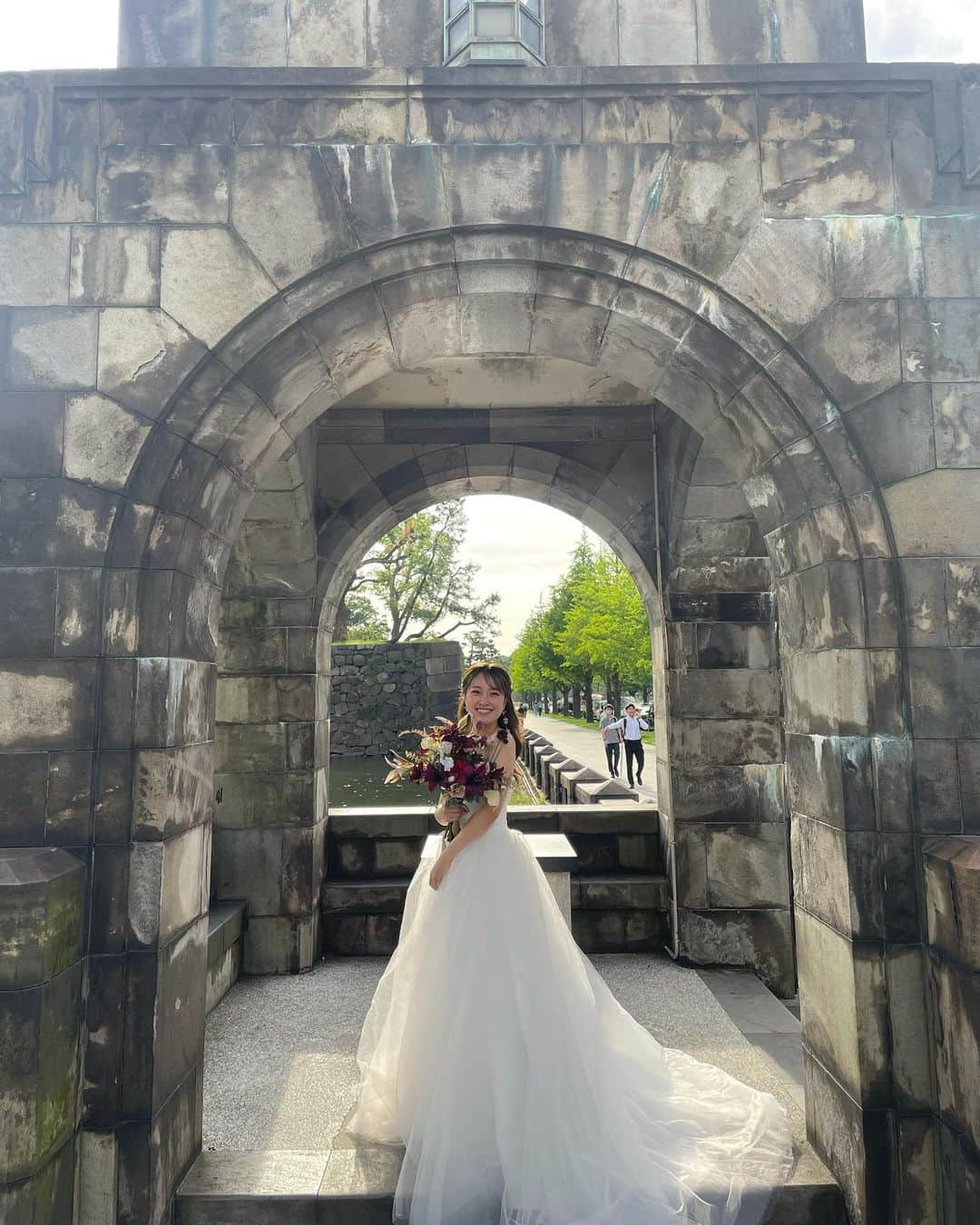 大野愛友佳さんのインスタグラム写真 - (大野愛友佳Instagram)「とても好評だったwedding photo💐  データが届いたので また少しずつ載せます❤︎  もういっかなぁと少し👨‍🦰顔出し。  #ウェディングドレス#ウェディングヘア#ウェディング撮影#プレ花嫁#プレ花嫁2023#前撮りポーズ#前撮り写真#ブライダルフォト#ブライダルヘア#花嫁準備#カップルフォト#カップル写真#ロケーション前撮り#カジュアルウェディング#カジュアルウェディングフォト#ロケーションフォトウェディング」6月28日 22時49分 - ohnoayuka