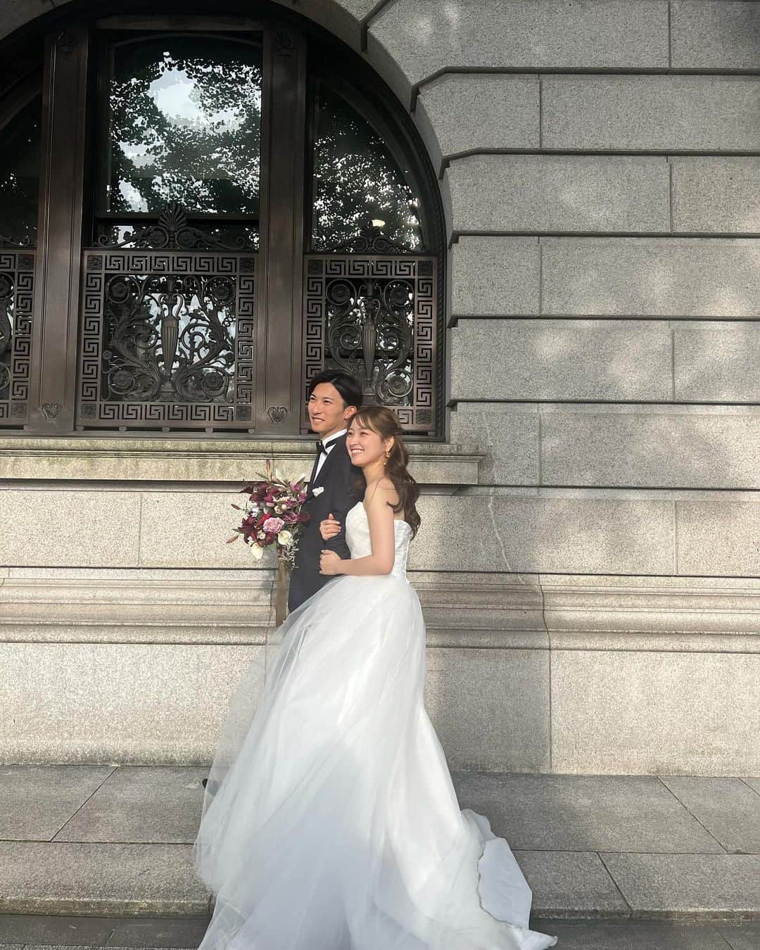 大野愛友佳さんのインスタグラム写真 - (大野愛友佳Instagram)「とても好評だったwedding photo💐  データが届いたので また少しずつ載せます❤︎  もういっかなぁと少し👨‍🦰顔出し。  #ウェディングドレス#ウェディングヘア#ウェディング撮影#プレ花嫁#プレ花嫁2023#前撮りポーズ#前撮り写真#ブライダルフォト#ブライダルヘア#花嫁準備#カップルフォト#カップル写真#ロケーション前撮り#カジュアルウェディング#カジュアルウェディングフォト#ロケーションフォトウェディング」6月28日 22時49分 - ohnoayuka