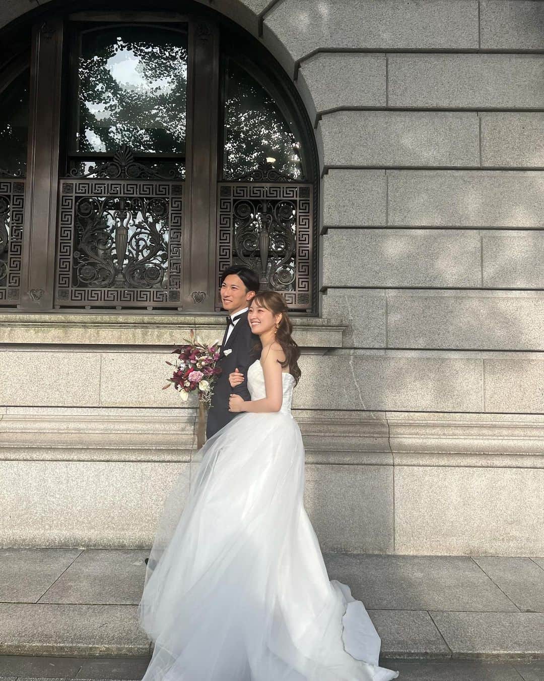 大野愛友佳のインスタグラム：「とても好評だったwedding photo💐  データが届いたので また少しずつ載せます❤︎  もういっかなぁと少し👨‍🦰顔出し。  #ウェディングドレス#ウェディングヘア#ウェディング撮影#プレ花嫁#プレ花嫁2023#前撮りポーズ#前撮り写真#ブライダルフォト#ブライダルヘア#花嫁準備#カップルフォト#カップル写真#ロケーション前撮り#カジュアルウェディング#カジュアルウェディングフォト#ロケーションフォトウェディング」