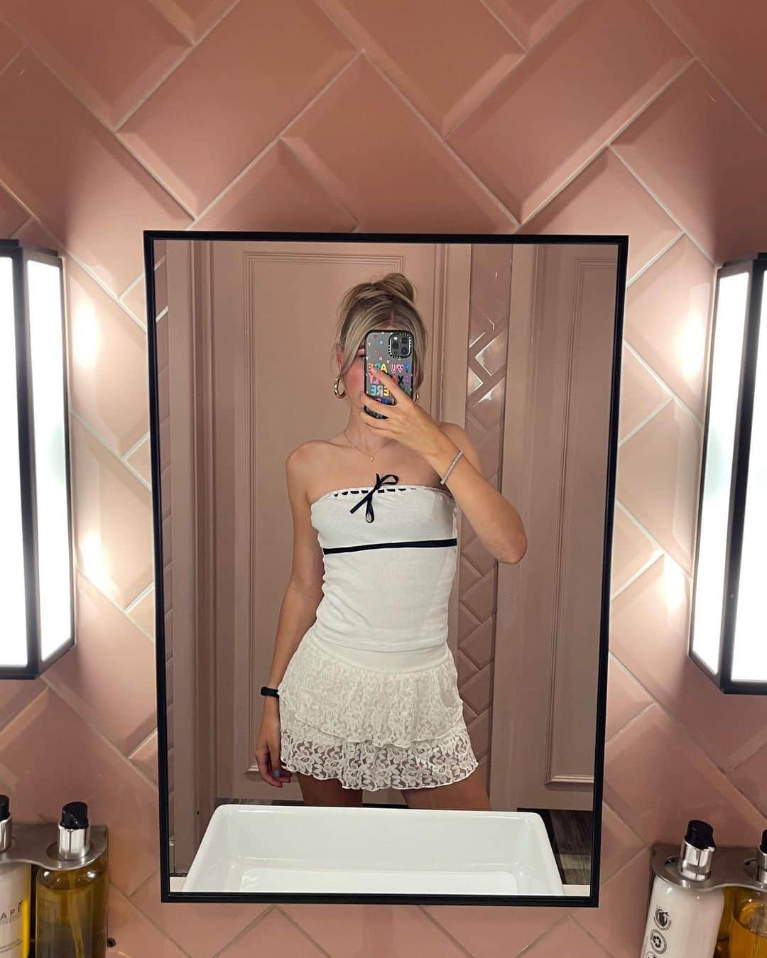 Subduedさんのインスタグラム写真 - (SubduedInstagram)「This is how @honor_lamberty styled our cute bow tube top😍😍 #subdued #subduedcommunity #subduedgirls #ootd #ootdfashion #inspiration」6月28日 22時49分 - subdued