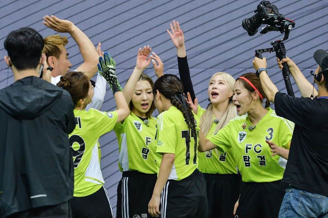 コン・ミンジのインスタグラム：「탑걸은 내 운명💚  사랑합니다  아주많이요….💚」