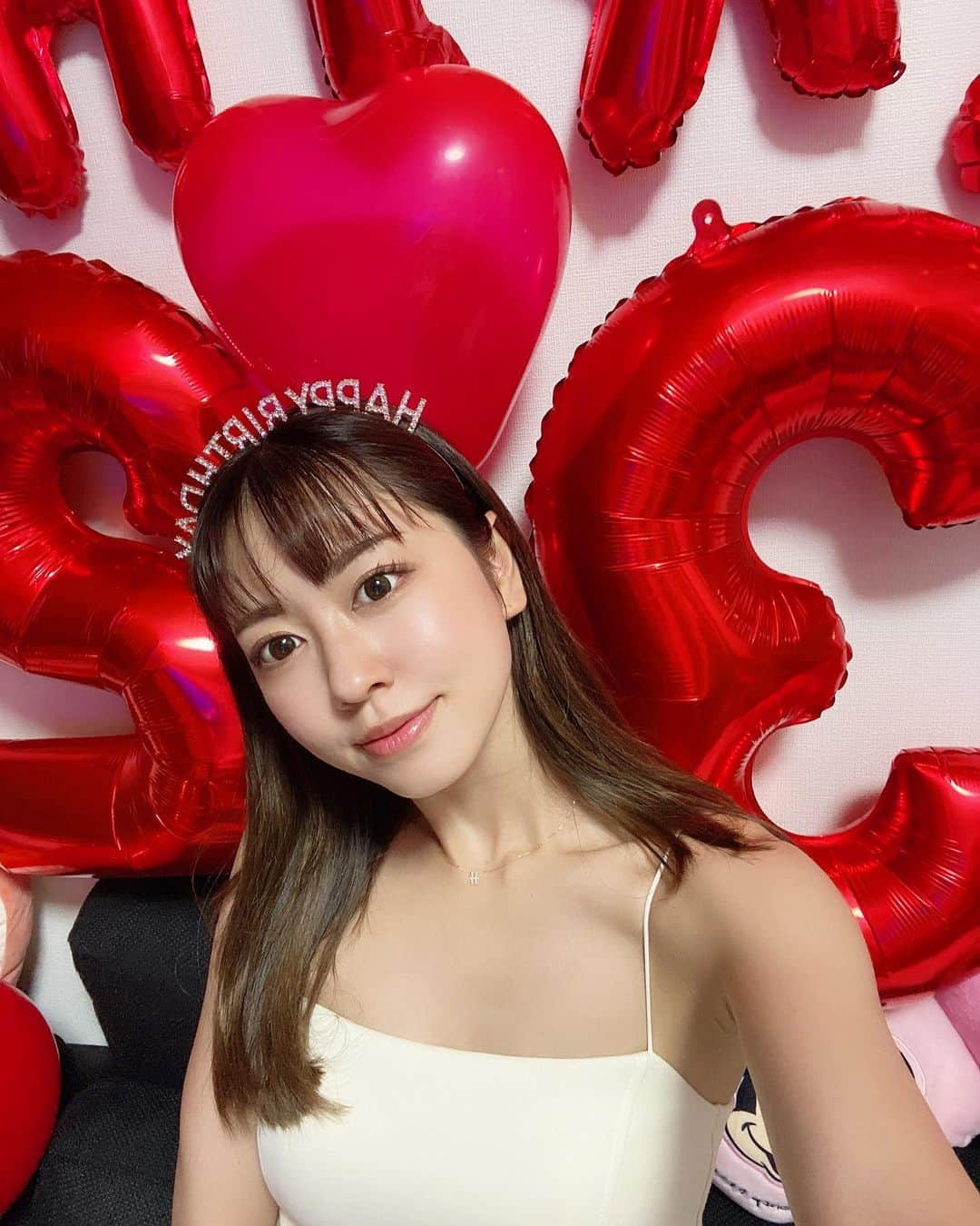 小山ひかるのインスタグラム：「Happy Birthday to Me❤️  たくさんのお祝いメッセージ ありがとうございます🥰  そして皆様、いつも応援してくださりありがとうございます😭🩷  今年も私に関わってくださる 大好きなみんなと 楽しい事がたくさん出来ますように✨  幸せな32歳のスタート❤️  もっともっと頑張るぞ!!!!🌈  32歳の小山ひかるも よろしくお願いします❤️❤️ . . #誕生日 #お誕生日 #birthday #happybirthday #happybirthdaytome #6月28日」