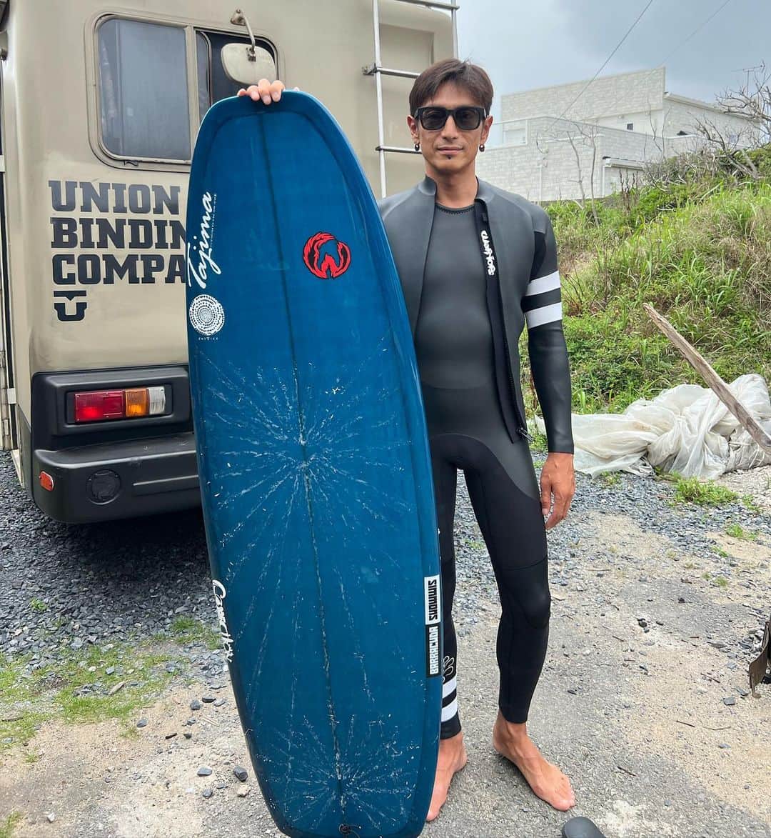 伊勢谷友介のインスタグラム：「New board shake downtoday! "5.4f Justice Barakuda Simmons " 色指定して艶アリを選択。所有欲を満たしてくれるファンボードになりました❣️ 板が美しくて、アンパッケージ楽しかったのなんの！ そして今日、茨城で小さい波で初下ろし。2ラウンド。午前中はクアッドフィンでまだ走れるサイズを残してたけど、夕方は膝くらいまで下がりました。 小さい時はクアッドフィン、中くらいだったらツインフィンでやっていこうかと思います。 この板は突然の波に対応するために板を翻して方向転換する時にも順応してくれる、取りまわし易さ、扱い易さがとびきりです！ ビート板みたいに掴まることも可能で、安心感が気持ちいい。デッキパッドを付けてないことでパドル時でも膝に当たらないスムーズさも気持ちが良い。ただ、乗った時に後ろ足を受け止めてくれることも考えると、デッキパッド付けちゃうかも！？！？  ウェットスーツはロングジョンにタッパーでクラシカルに。クラシカルな板のシルエットにもピッタリだと思います。 早朝と夕方はまだこれくらい着てたら安心です。この組み合わせで着てみたかったので、嬉しかった。海の中にいても少しはオシャレしたいですからね。 昼はロングジョンだけでも気持ちが良かった🌞  #justicesurfboard  #wavewarriors  #wavewarriorswetsuits」