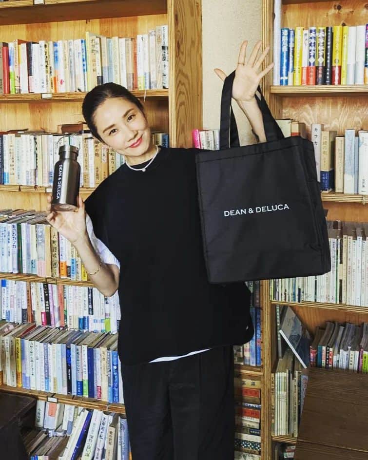 のインスタグラム：「. みなさんお気づきでしょうか？ ここ数年、GLOW8月号の表紙は吉田羊さんがご出演されることが多く、今年も羊さんの表紙となっています。 そして、今年もとても素敵な表紙なんです。 そしてそして、そのたびにこうやってDEAN & DELUCAの付録を持っていただいています。  8月号（通常版）の付録、保冷機能付きデイリーBIGトートは、もう本当にその名の通り、デイリーに使える大きなトートに保冷機能までついちゃった！という感じです。  そして8月号増刊の付録、ステンレス製真空二重構造サーモボトルも、老若男女問わず使えるシンプルで至高のデザイン！ 私は夏フェスに持っていこうと思っています。  毎年大人気のDEAN & DELUCA付録号、ぜひお早めのご購入を✨  #雑誌グロー #glow #glow8月号 #deananddeluca #ディーンアンドデルーカ  #吉田羊 さんいつもありがとうございます  編集す」