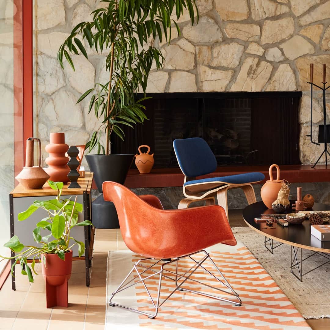 Herman Miller （ハーマンミラー）のインスタグラム：「“Colors are yours to use—not for fashion to dictate,” wrote textile maestro Alexander Girard. In this joyful spirit, we’re inviting you to find renewed inspiration to curate your life and home with intention. Head to the link in bio to discover inviting spaces and unique, customizable, and versatile pieces that are ready to express your vision in any room.」