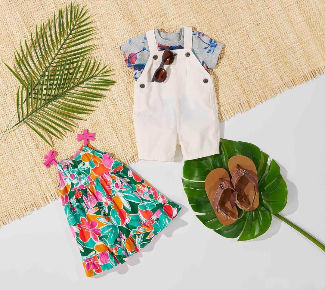 のインスタグラム：「When the dress code is 🌺🌴🥥🌊🐚」