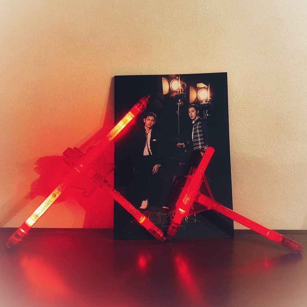 のインスタグラム：「こんばんは🌟  先日、『東方神起 LIVE TOUR 2023 〜 CLASSYC 〜』の東京ドーム公演を拝見して来ました✨ コロナ禍明けの久しぶりの東方神起さんは、大人っぽい雰囲気が、よりセクシーになって、キレッキレのパフォーマンスは変わらずに軽やかさが爽やかで、そして、誠実で正直で気さくなトークが、とても好感が持てて、本当に素敵な東方神起さんのままでした🌟 ツアーに帰って来て下さった東方神起さんとレッドオーシャンが一体になって、〝ここにいるみんなが嬉しくて、みんなが楽しい😊〟事を実感出来ました✨  私は、パーフェクトなパフォーマンスを魅せて下さるアーティストとしても、トークで滲み出る透明感のある人間性も、ファンです❤️  以前から感じてる事ですけれど、誠心誠意歌って踊って、日本語を覚えて、それを自分の言葉としてトークで伝える姿に、心から感動しています✨ コロナで時間が空いてしまいましたが、私はこれからもずっとずっと！東方神起さんを応援して行きます💓  今日は、『Lime & Lemom』新曲発売日ですね😉  お二人がこれからも健康に気をつけて、笑顔でありますように🍀  #東方神起 #TVXQ #東方神起livetour2023_classyc  #LL  @tvxq.official   #賀来千香子 #chikakokaku」