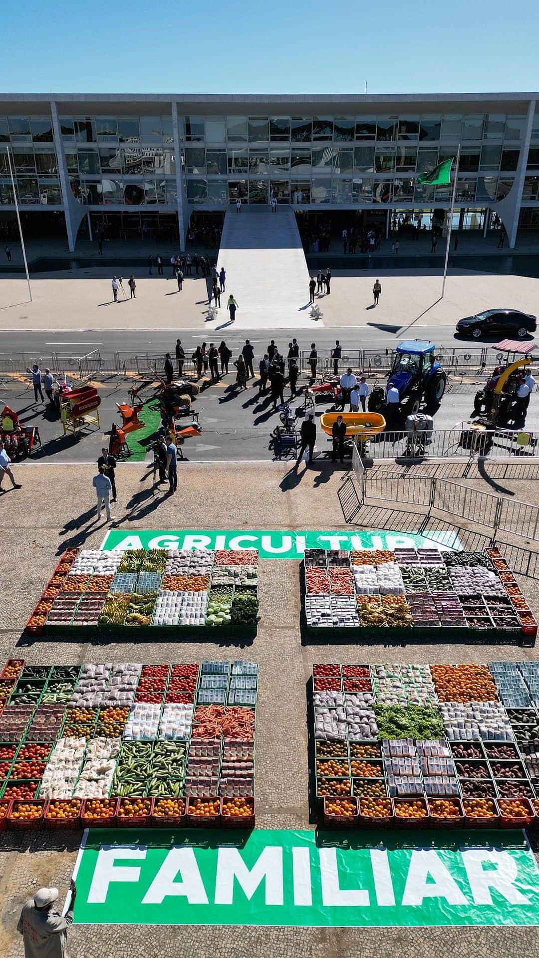 ジルマ・ルセフのインスタグラム：「O @governodobrasil retoma nesta quarta-feira (28/6) o Plano Safra da Agricultura Familiar. Agora, com juros baixos para produção de alimentos, um estímulos à produção sustentável de alimentos saudáveis e à compra de máquinas agrícolas. Vai ter ampliação do microcrédito produtivo para agricultores familiares do Norte e Nordeste e mais crédito às mulheres rurais e acesso à terra.   🎥 Audiovisual/PR」