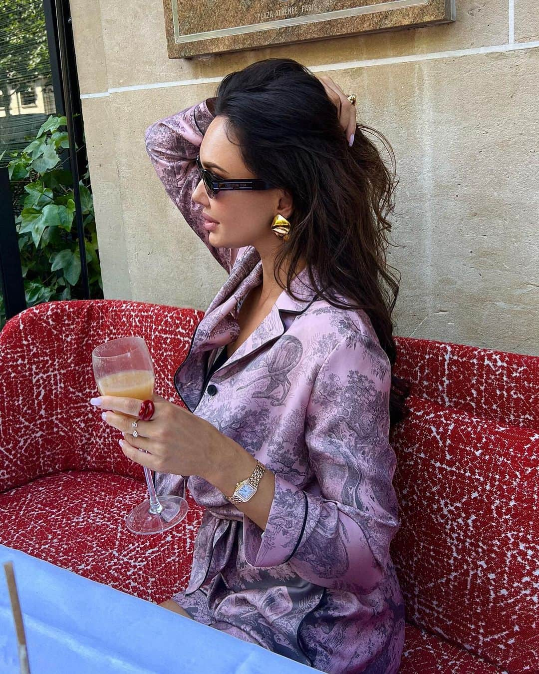 アイーダ・ガリフッリーナのインスタグラム：「Isn’t it nice to have friends who find all your best angles and take 'candid' pictures whilst you're out enjoying your Wednesday afternoon Bellini 😁🍹  Лучшие друзья всегда знают твои лучшие ракурсы для фотографий 😄   #bestfriends」