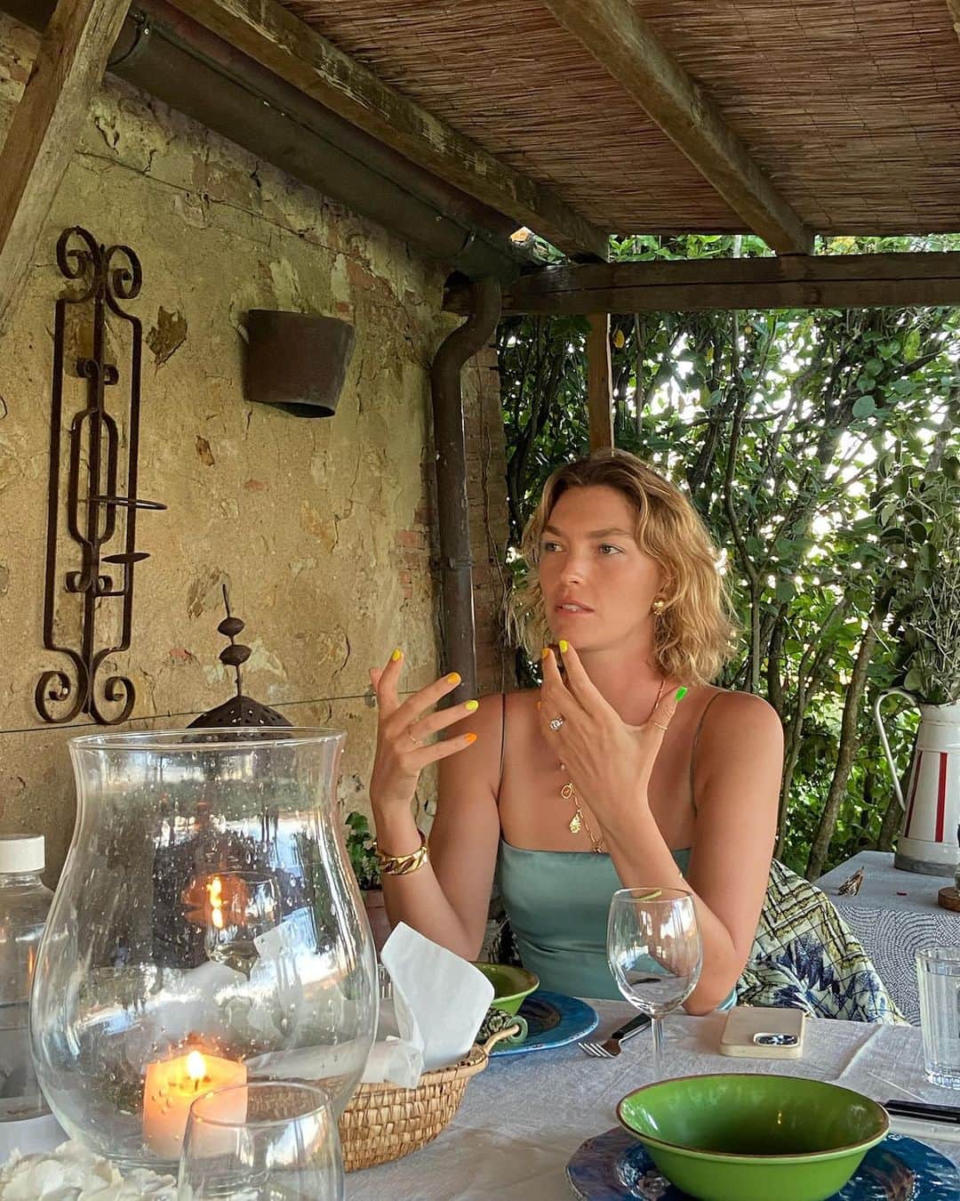 アリゾナ・ミューズのインスタグラム：「Creating, reading, deep conversations, connection, playfulness, moving our bodies, expanding our minds…this is what life is all about ✨📚🎨🌙  More @reformation remeniscing from our magical weekend in Tuscany with these beautiful souls @lilycole, @sarahannmacklin @aliceeady, @dcopperman, @isabellanoero, @thezaya__, @ameamrit, @sighlab  Thank you @zoecommunications @casamigos @tataharperskincare @fiolprosecco @tumitravel ✨」