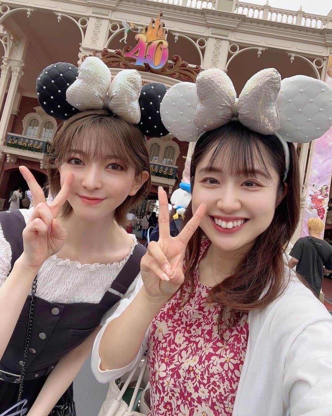 菅原りこのインスタグラム：「ディズニー40周年🎉 というお祝いムードいっぱいなタイミングで真世さんとディズニーデート💕✨  楽しかった〜🫶🫶🫶 これからの元気沢山もらいましたっ🤗✨」