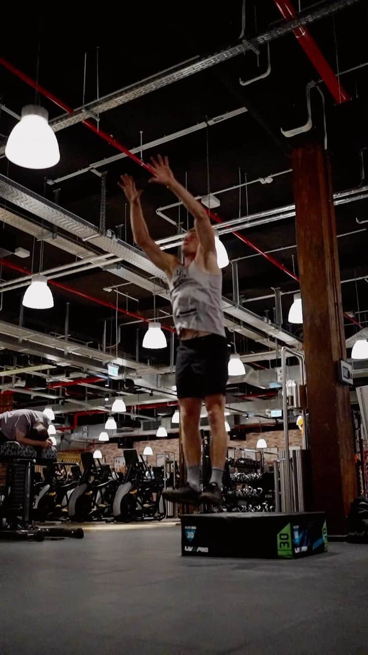 トーマス・レーラーのインスタグラム：「Just an important part of it. Drop jump from last gym session ✌🏼  #600fps #dropjump #jump #workout #gym #goldsgym #plyometrics」