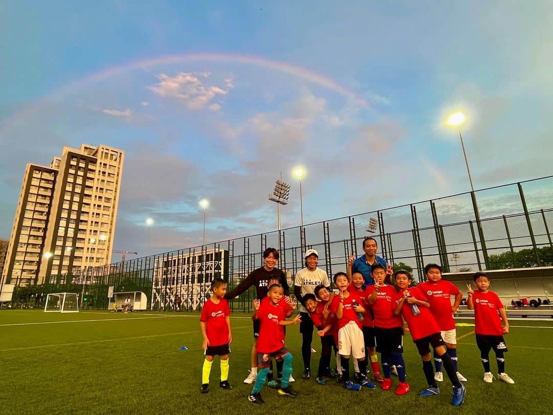 若林美里さんのインスタグラム写真 - (若林美里Instagram)「* PWFC⚽️U-7😊 虹を発見してからは練習にならず、途中で写真撮影📸😆  それにしても綺麗な虹だった☺️🌈  #高雄陽信 #柏文健康事業 #健身工廠 #pwfc」6月28日 23時17分 - mi.nori.11