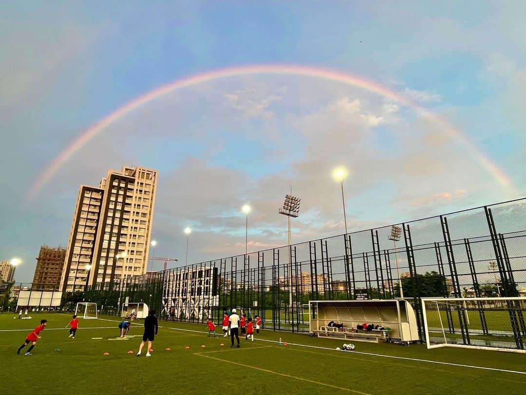 若林美里さんのインスタグラム写真 - (若林美里Instagram)「* PWFC⚽️U-7😊 虹を発見してからは練習にならず、途中で写真撮影📸😆  それにしても綺麗な虹だった☺️🌈  #高雄陽信 #柏文健康事業 #健身工廠 #pwfc」6月28日 23時17分 - mi.nori.11