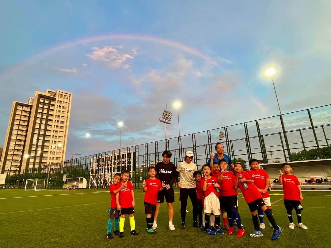 若林美里さんのインスタグラム写真 - (若林美里Instagram)「* PWFC⚽️U-7😊 虹を発見してからは練習にならず、途中で写真撮影📸😆  それにしても綺麗な虹だった☺️🌈  #高雄陽信 #柏文健康事業 #健身工廠 #pwfc」6月28日 23時17分 - mi.nori.11