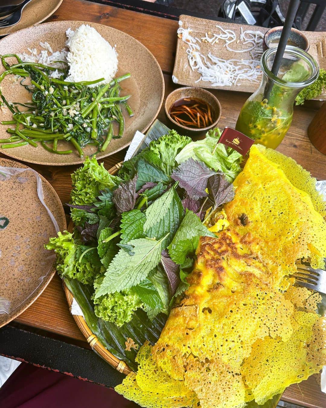 STIL IN BERLINのインスタグラム：「Bánh Xèo at one of my favourites: @saigoncomnieu - swipe right for Vietnamese Ché Thái: pandan jelly and water chestnuts with coconut milk and ice.」