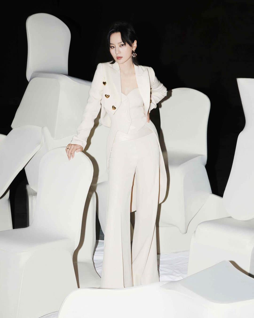 Moschinoのインスタグラム：「Take a seat; the @smilelikeachild show is about to start. The mandopop star attends the Weibo Movie Awards Ceremony wearing an all-white tailored look from #MoschinoPreFall2023  Stylist: @lucialiustylist  #MoschinoMuses」