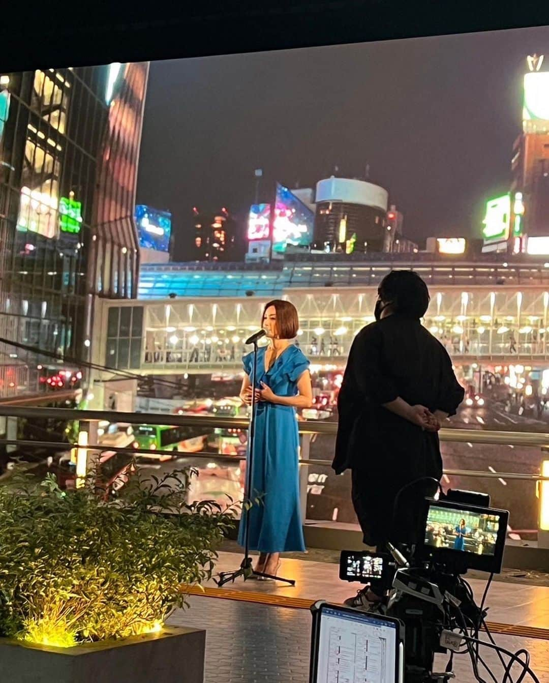 酒井法子さんのインスタグラム写真 - (酒井法子Instagram)「TV TOKYO MUSIC FESTIVAL 2023!!  毎年恒例「テレ東音楽祭」 今年は5時間の生放送💙 テーマは 「思わず歌いたくなる！ 最強ヒットソング100連発」に 初💙出演させて頂きました🙇‍♀️ ファーストヤッピーこんなの初めて💙 スタッフさん、エキストラの皆様が 私の一曲の為に、渋谷の街並みを 再現してくださり、大変大掛かりな 素晴らしいセットを組み、カメラリハーサルや動きリハーサルの為に朝早くからずっとスタジオで演出の練習をしてくださっていました🙇‍♀️ そんな、暖かな演出の中 歌わせて頂き 心より感謝致しております。🙇‍♀️ こんなに有り難いことはないですよね。。😭😭  5時間にわたる生放送でしたが  見てくださった皆々様。 本当に有難うございました🙇‍♀️  #TVTOKYO #テレ東音楽祭 #酒井法子」6月28日 23時17分 - noriko_sakai_official