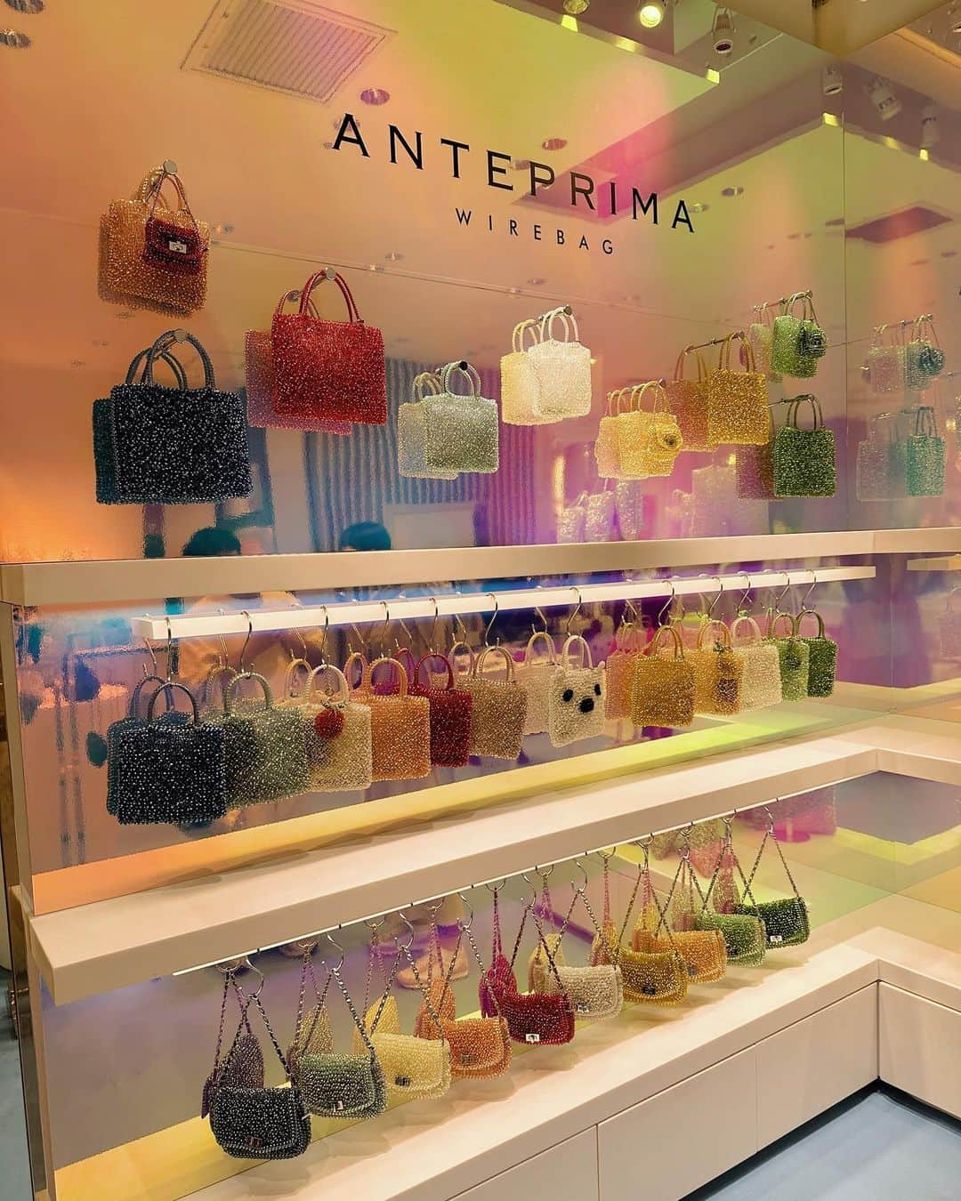 EMIさんのインスタグラム写真 - (EMIInstagram)「⭐︎ @anteprima_japan の 伊勢丹新宿店 WIREBAG POP UP STOREに行って来ました♡ キラキラ可愛かった〜✨ 私はミニショルダーの黒に🖤 この可愛さはぜひ直接見に行ってほしい〜🥰 開催期間：6/28（水）～7/4（火） 場所：伊勢丹新宿店　本館1階 ハンドバッグ/プロモーション @anteprima_japan #anteprima #アンテプリマ #PR」6月28日 23時17分 - emi_idea