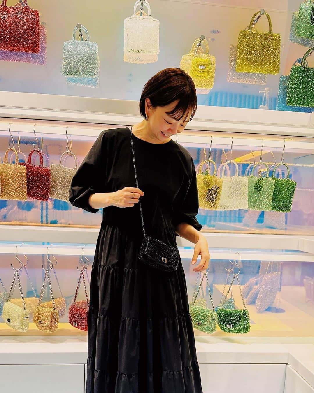EMIのインスタグラム：「⭐︎ @anteprima_japan の 伊勢丹新宿店 WIREBAG POP UP STOREに行って来ました♡ キラキラ可愛かった〜✨ 私はミニショルダーの黒に🖤 この可愛さはぜひ直接見に行ってほしい〜🥰 開催期間：6/28（水）～7/4（火） 場所：伊勢丹新宿店　本館1階 ハンドバッグ/プロモーション @anteprima_japan #anteprima #アンテプリマ #PR」