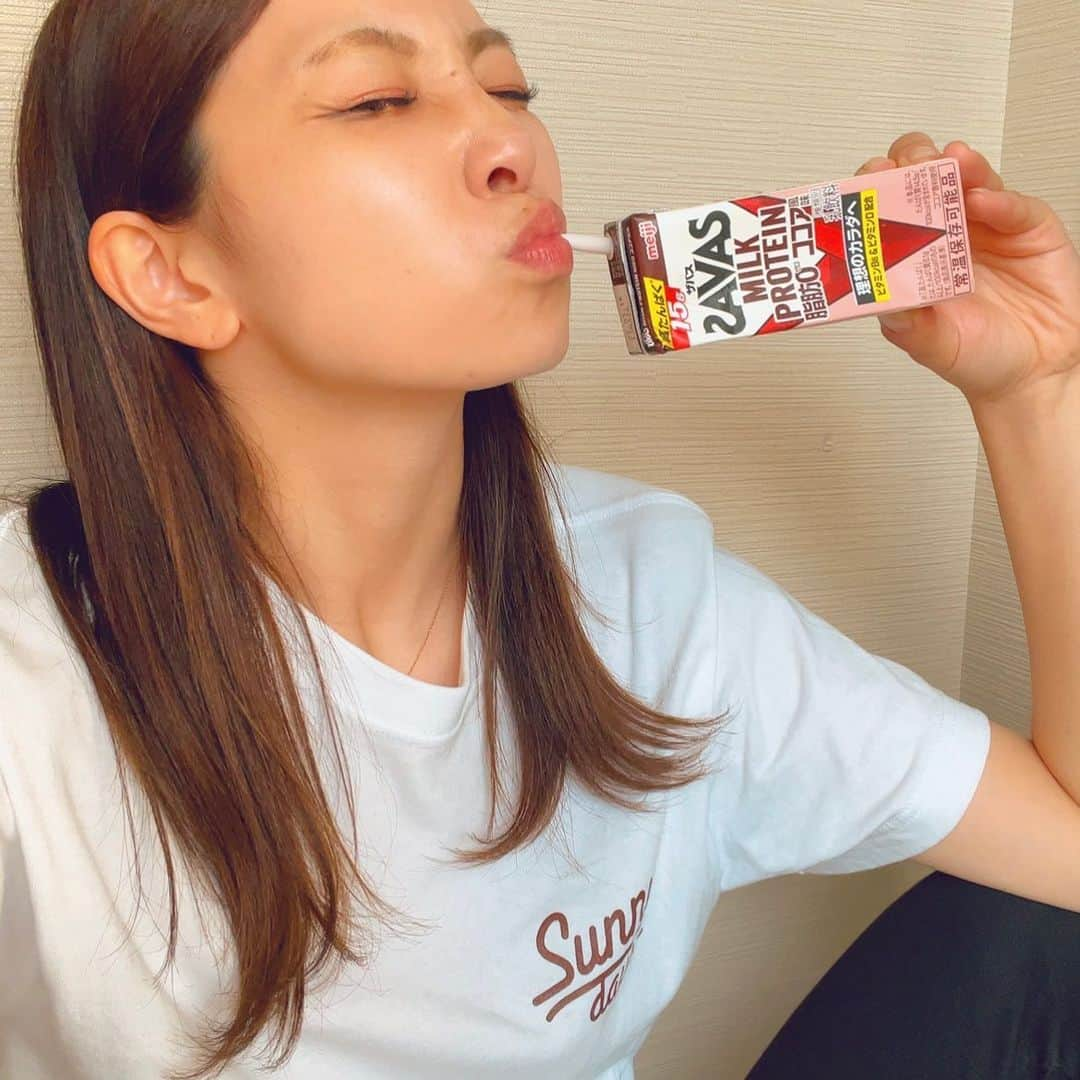 佐藤あり紗さんのインスタグラム写真 - (佐藤あり紗Instagram)「. . . おいし♡ . #佐藤あり紗2個バレーボールスポンサー 参加者全員にプレゼントしてくださりましたッ🎁 @my_savas_jp  . 撮影途中に一回落として角へこんだ😂 . #佐藤あり紗　#スポンサー　#提供 #バレーボール　#ジム　#トレーニング」6月28日 23時29分 - arisa_chu