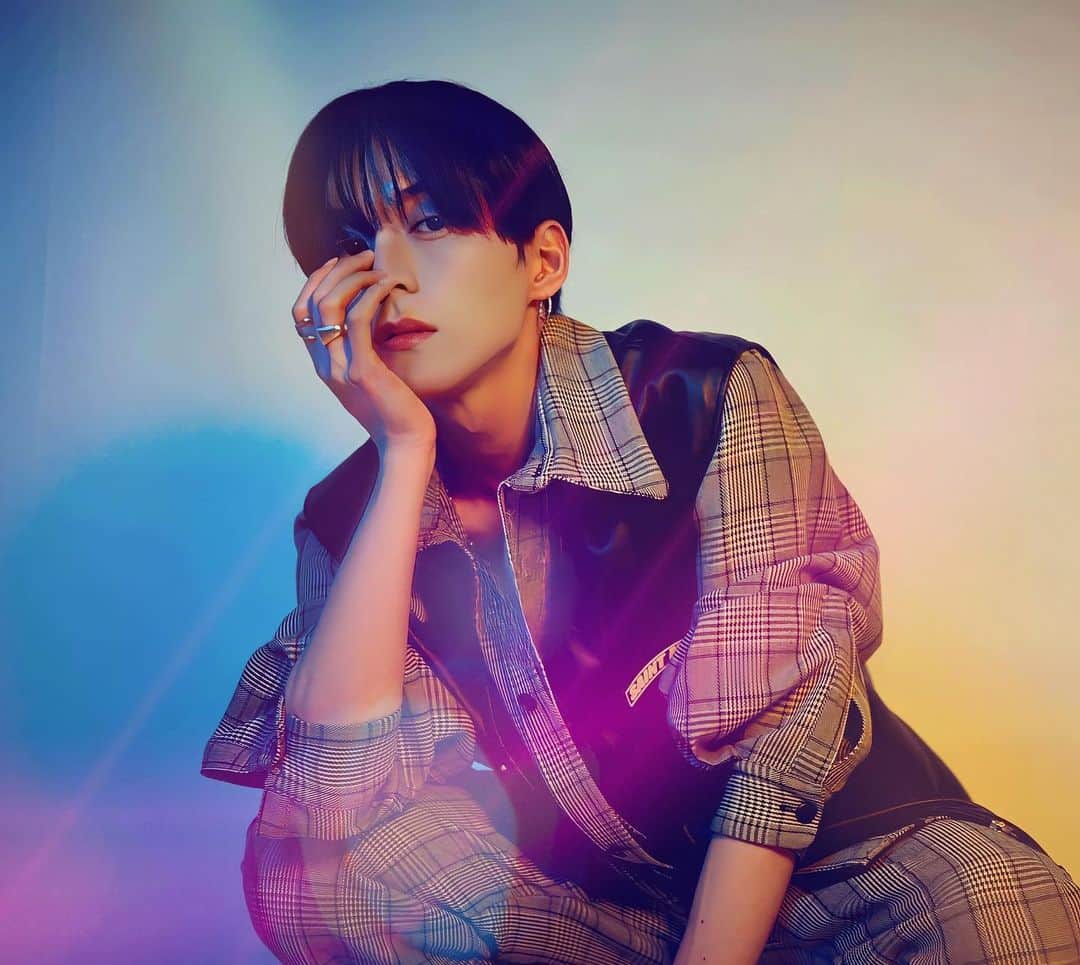 KOHEYのインスタグラム：「お久しぶりです！  ただいまとも言えるか。 そしてよろしく。  またこうしてステージに立つ機会ができた事を本当に幸せに思ってます。  どんな形であれ自分なりの音楽を皆さんにこの日に届けられたらと思います。  色々な事を新しく一つ一つ頑張ってる人が後ろ指さされる事が多いけど、自分は関係ないです。  今までやってこなかったものややりたかったものに貪欲に追及していきたいと思います。  やるからにはSOLD。  当日は最高の空間を作りましょう！  待ってます！  Photographer @akari_photo   Styling @saintmaria_official   Special Thanks🙏」