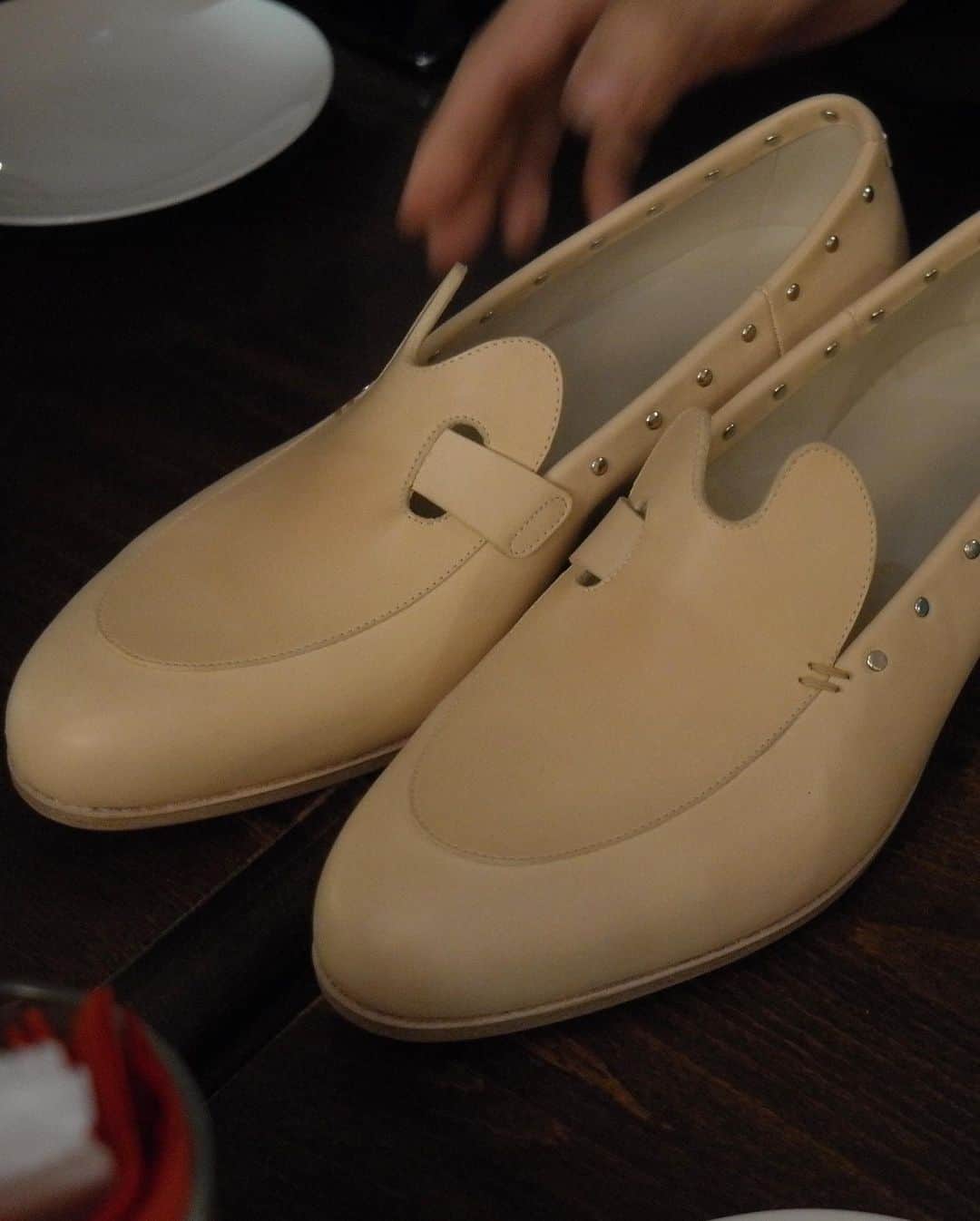 Yuya Hasegawaさんのインスタグラム写真 - (Yuya HasegawaInstagram)「【Shoeshine Pallet 〜夢の三者コラボレーション〜】  大人の本気の遊び心が形になりました！ Brift H ✖︎ 月光荘 ✖️三澤則行 靴磨き屋 ✖︎ 絵の具屋 ✖︎ 靴職人  という前代未聞の三者でのコラボレーション！はじまりは「絵を描くように靴を磨く」をコンセプトに商品作りがはじまりディレクターであるマッチさんが「この絵の具クリームで育てられる靴が必要なんじゃない？」というところから靴作りをアートの領域まで高めている三澤さんにお声がけしてこの三者での夢のようなコラボレーションが叶いました。  7/7 11:00〜19:00までBrift H青山店でお披露目会を実施しますので、どなたでもいらして頂けるようになってますのでぜひ前代未聞のコラボレーションを見に来て頂けたら幸いです。  またこちらの商品は8/19.20で受注会を銀座の月光荘と当店で開催しますので7/7にぜひ現物を見ていただきご興味がある方は8月にご注文ください。  詳しい内容はまた追って公開していきますがとりあえず先に夢のようなコラボレーション企画のプレスリリースを兼ねてこちらで告知させて頂きます。  メディア関係者の方もぜひこの新しい取り組みをご取材頂けたらと幸いです、どうぞよろしくお願いします。  #gekkoso #noriyukimisawa #brifth」6月28日 23時32分 - yuya.hasegawa.brift.h