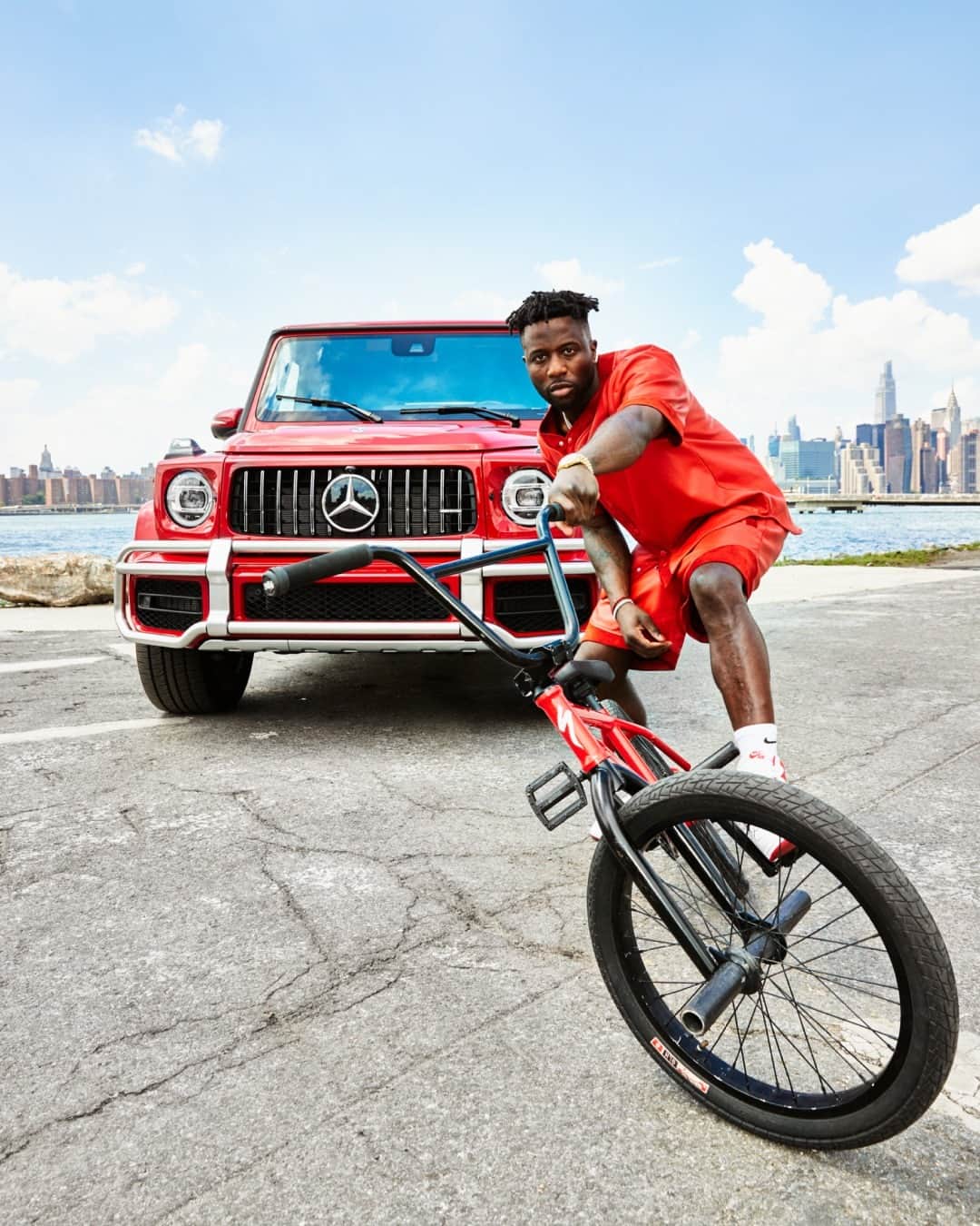 メルセデス・ベンツさんのインスタグラム写真 - (メルセデス・ベンツInstagram)「@nigelsylvester has explored New York City on his BMX bike his entire life. His vehicle of choice when he’s not on two wheels? A Jupiter Red @mercedesamg G 63.   📷 @frvnce   [Mercedes-AMG G 63 | WLTP: Kraftstoffverbrauch kombiniert: 16,2 l/100 km | CO₂-Emissionen kombiniert: 369 g/km | mb4.me/DAT-Leitfaden]  #MercedesBenz #MercedesAMG #GClass」6月29日 5時00分 - mercedesbenz