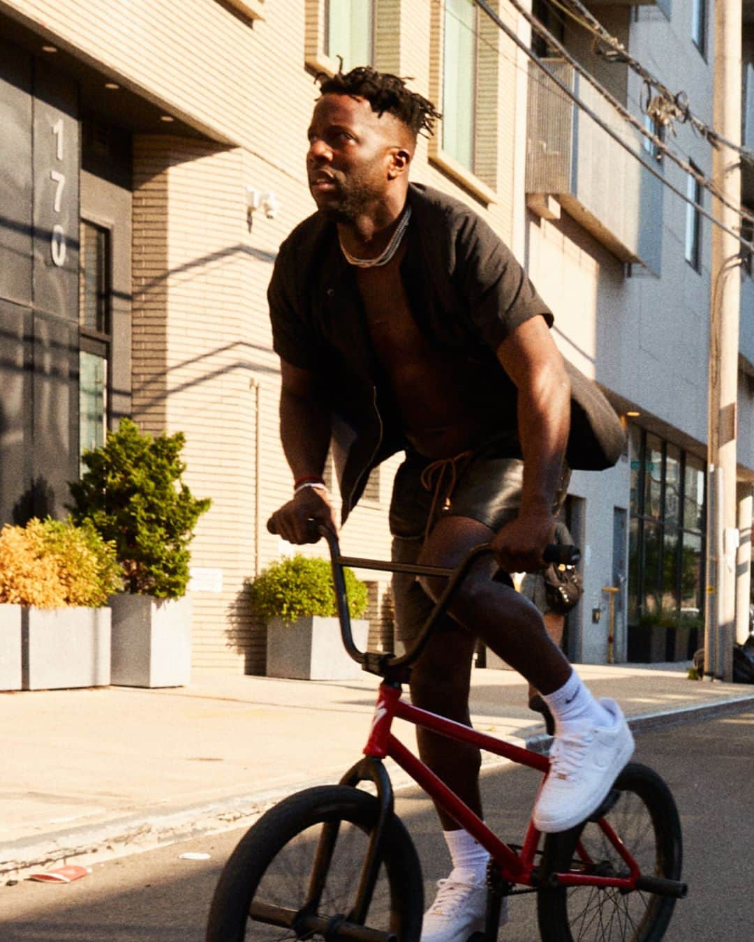 メルセデス・ベンツさんのインスタグラム写真 - (メルセデス・ベンツInstagram)「@nigelsylvester has explored New York City on his BMX bike his entire life. His vehicle of choice when he’s not on two wheels? A Jupiter Red @mercedesamg G 63.   📷 @frvnce   [Mercedes-AMG G 63 | WLTP: Kraftstoffverbrauch kombiniert: 16,2 l/100 km | CO₂-Emissionen kombiniert: 369 g/km | mb4.me/DAT-Leitfaden]  #MercedesBenz #MercedesAMG #GClass」6月29日 5時00分 - mercedesbenz