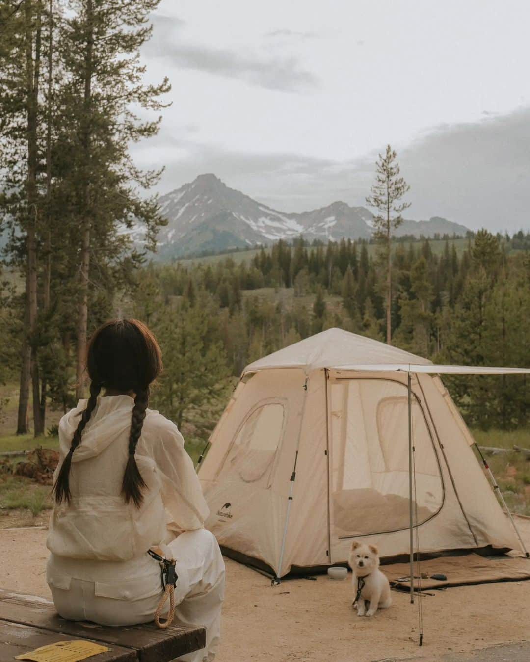 W E Y L I Eさんのインスタグラム写真 - (W E Y L I EInstagram)「Unintentionally matching with my tent 🏕️  Someone asked me recently how I keep my white clothing clean and the answer is, I don't! You can't tell in photos but almost all of my white clothing has stains on them. Mostly from dirt, coffee spills, food, etc! I like wearing light colors, so I just say "it is what it is!" 🤷🏻‍♀️」6月29日 5時00分 - weylie