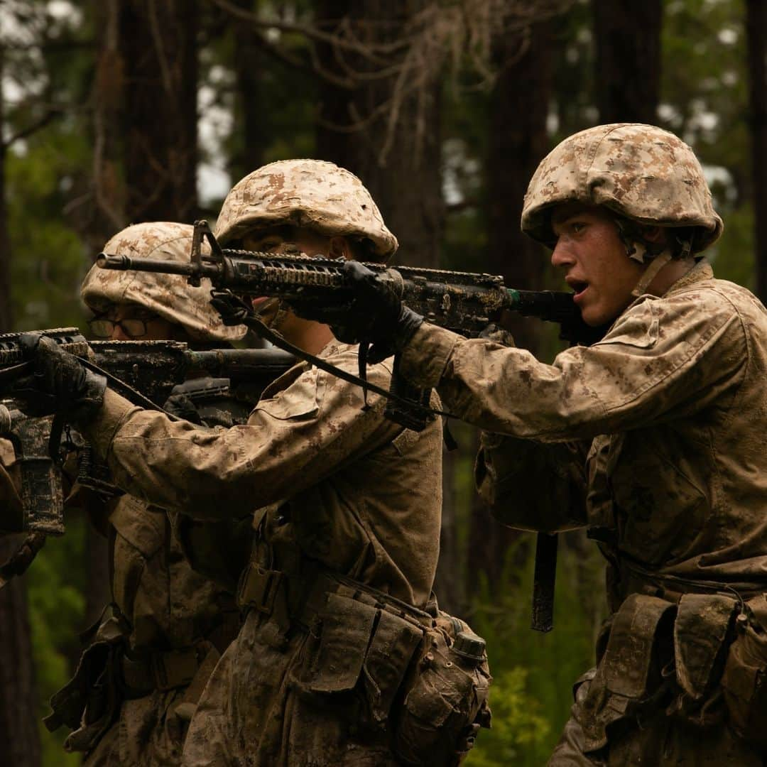 アメリカ海兵隊さんのインスタグラム写真 - (アメリカ海兵隊Instagram)「Through the Mud  📍 @MCRDParrisisland (June 22, 2023)  #Recruits with Kilo Company, 3rd Recruit Training Battalion, maneuver the day movement course.  During this portion of #recruittraining, recruits are taught how to buddy rush, properly clear obstacles, and post security while working as a fire team.   📷 (U.S. Marine Corps photo by Pfc. Casey Cooper)  #USMC #SemperFi #training」6月28日 23時37分 - marines