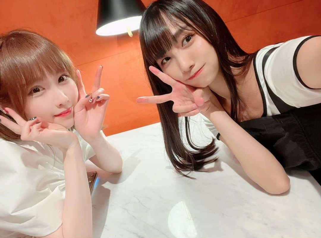 小田桐奈々のインスタグラム：「実はなかよぴの虹コンさんのりこぴん🍅🌈  去年からたまに遊んでたんだけど、人見知り同士だったはずが今月2回くらい会ってるし(すごい)、最近だとお家に遊びにいってしまいました〜〜！  お友達のお家遊びに行くなんて久々すぎてドキンコ…🥰  かわいいしおもろいしびっぐらぶ…❤ (奈々)  #虹コン #虹のコンキスタドール  #清水理子 #りこぴん #小田桐奈々」