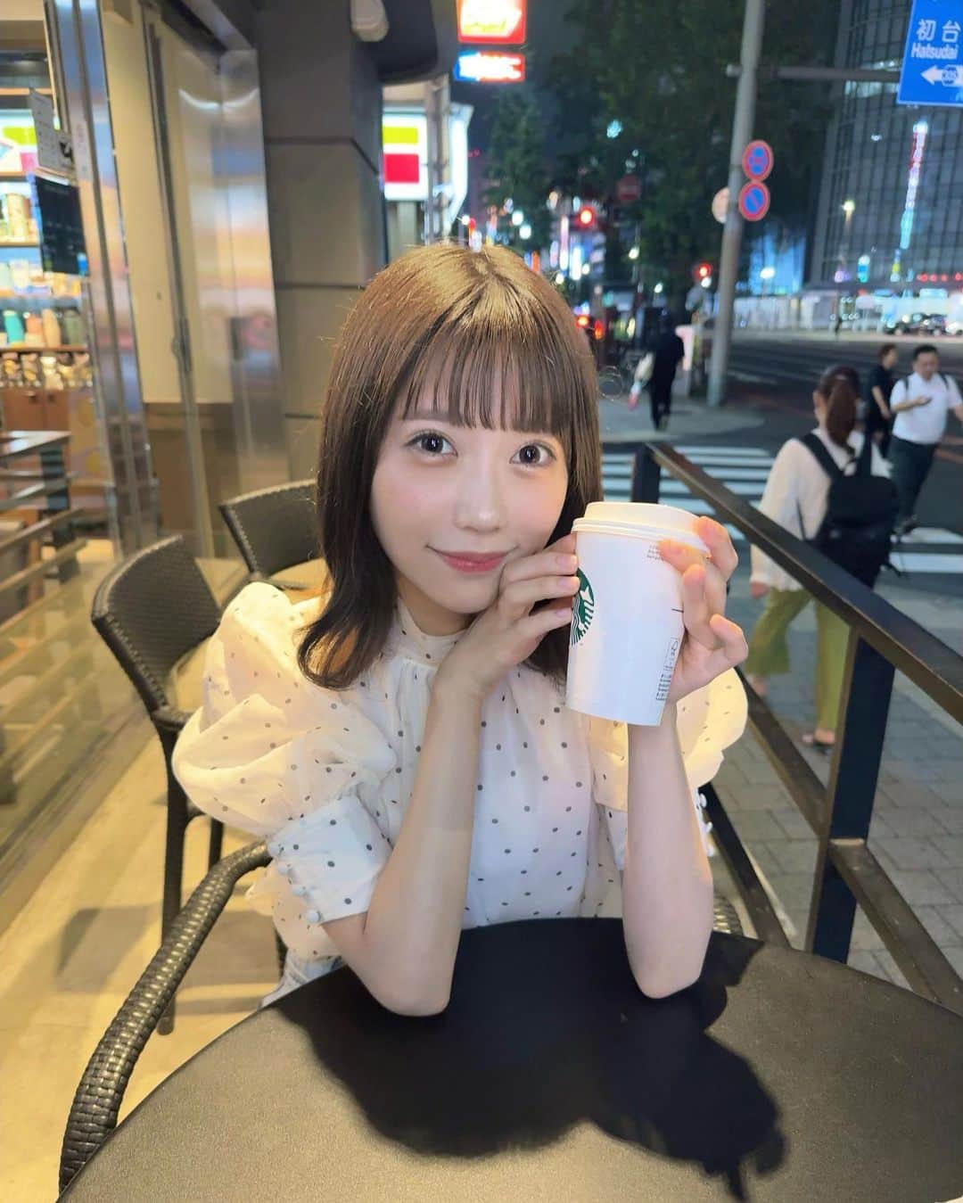 坂本夏海のインスタグラム：「ホワイトモカがすきです🥛🤎  混んでると申し訳なくてカスタムできないタイプ（えらい）なので いつかカスタムしてみたいな☺️笑   #スタバ #スタバラ部  #Starbucks」