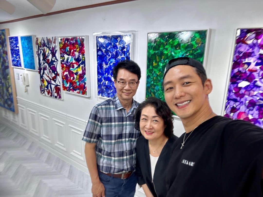 イ・テソンのインスタグラム：「4일간의 셀프 아뜰리에 공사! 🥵 인테리어 작업 도와주신 부모님^^   새로운 공간에서 새롭게 잘지내보자!! 이작가!^^」