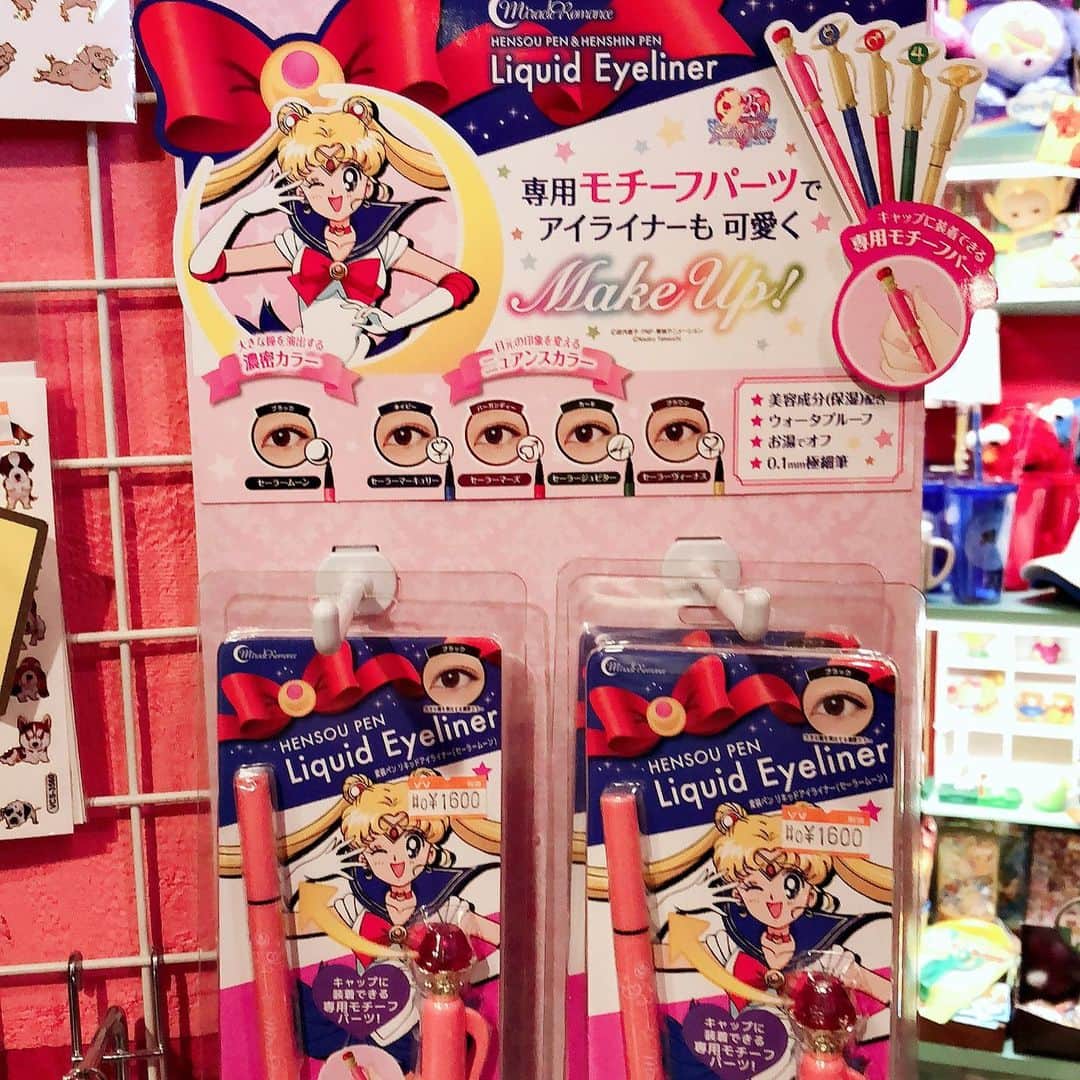 Sailor Moonさんのインスタグラム写真 - (Sailor MoonInstagram)「✨🌙 Loved seeing this Sailor Moon Makeup window display in 2018! I had to buy the makeup as well! 🌙✨  #sailormoon #セーラームーン #sailormoonmakeup」6月28日 23時42分 - sailormoon_sc