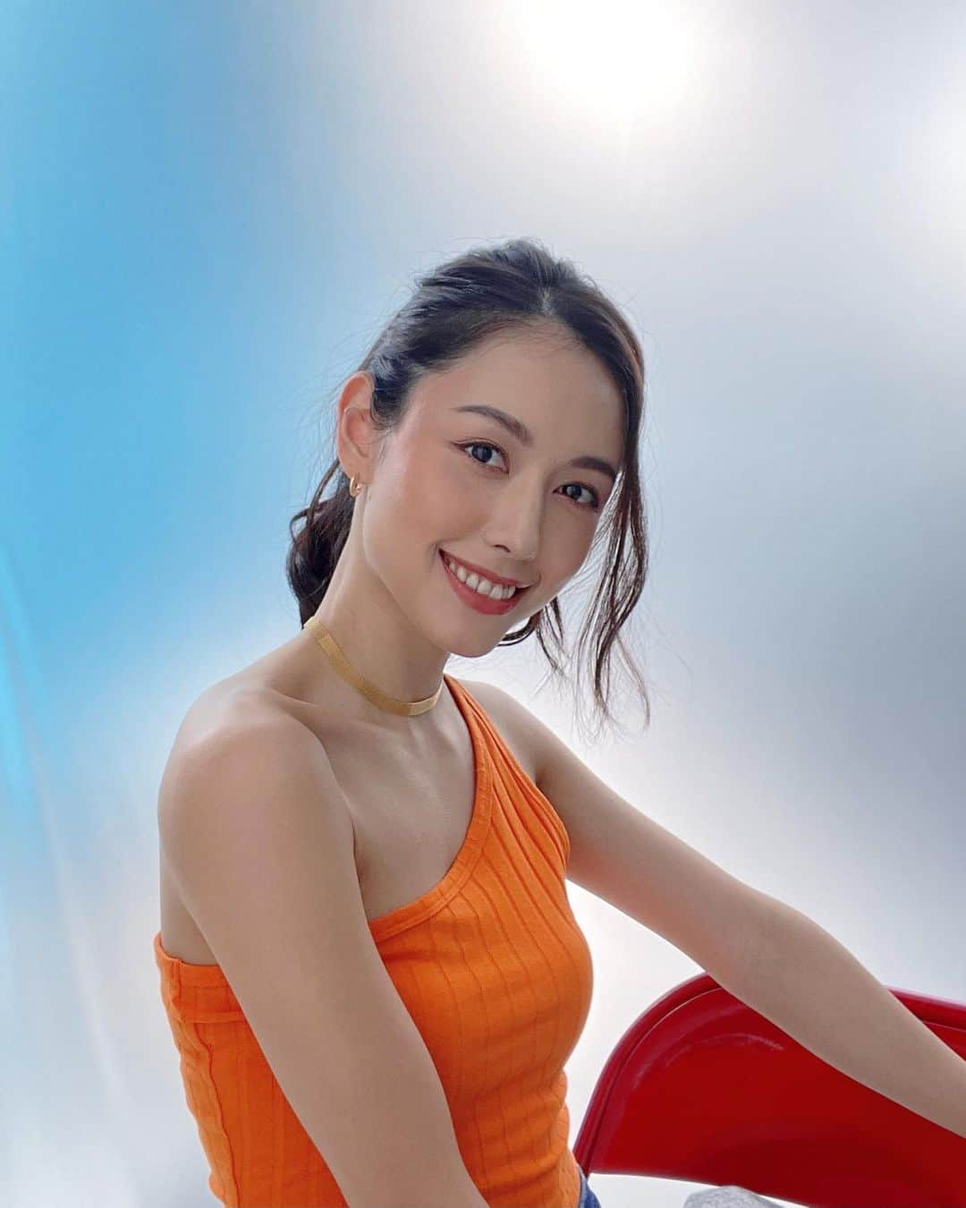 チャナナ沙梨奈のインスタグラム：「【お知らせ】  日焼け止め#SKINAQUA の WEB CMに出演してます🍊  #ラテベージュカラー で  ナチュラルでヘルシーな肌にしてくれます🌻  チャナはファンデーション塗りたくない時これ塗ってるよ✌︎ 日焼けもしっかりガードしてくれるから嬉しい☺️✨  日焼け止めしっかり塗ってくださいね〜☀️‼️  #日焼け止め #スキンアクア #スキンアクア #トーンアップUV #チャナナ沙梨奈 #出演情報 #WEBCM」