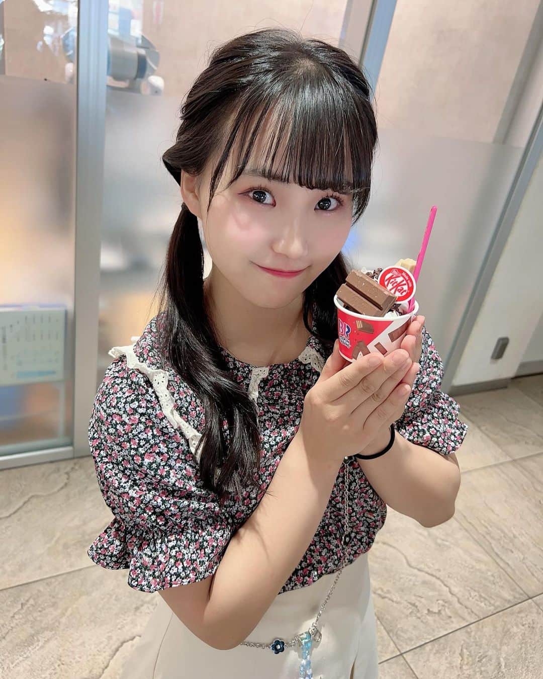 渡辺未詩（ミウ）のインスタグラム：「念願のキットカット~~~!!!!! と思いきや、キットカット売り切れでロッキーロードにキットカットの装飾です🥺🩵」