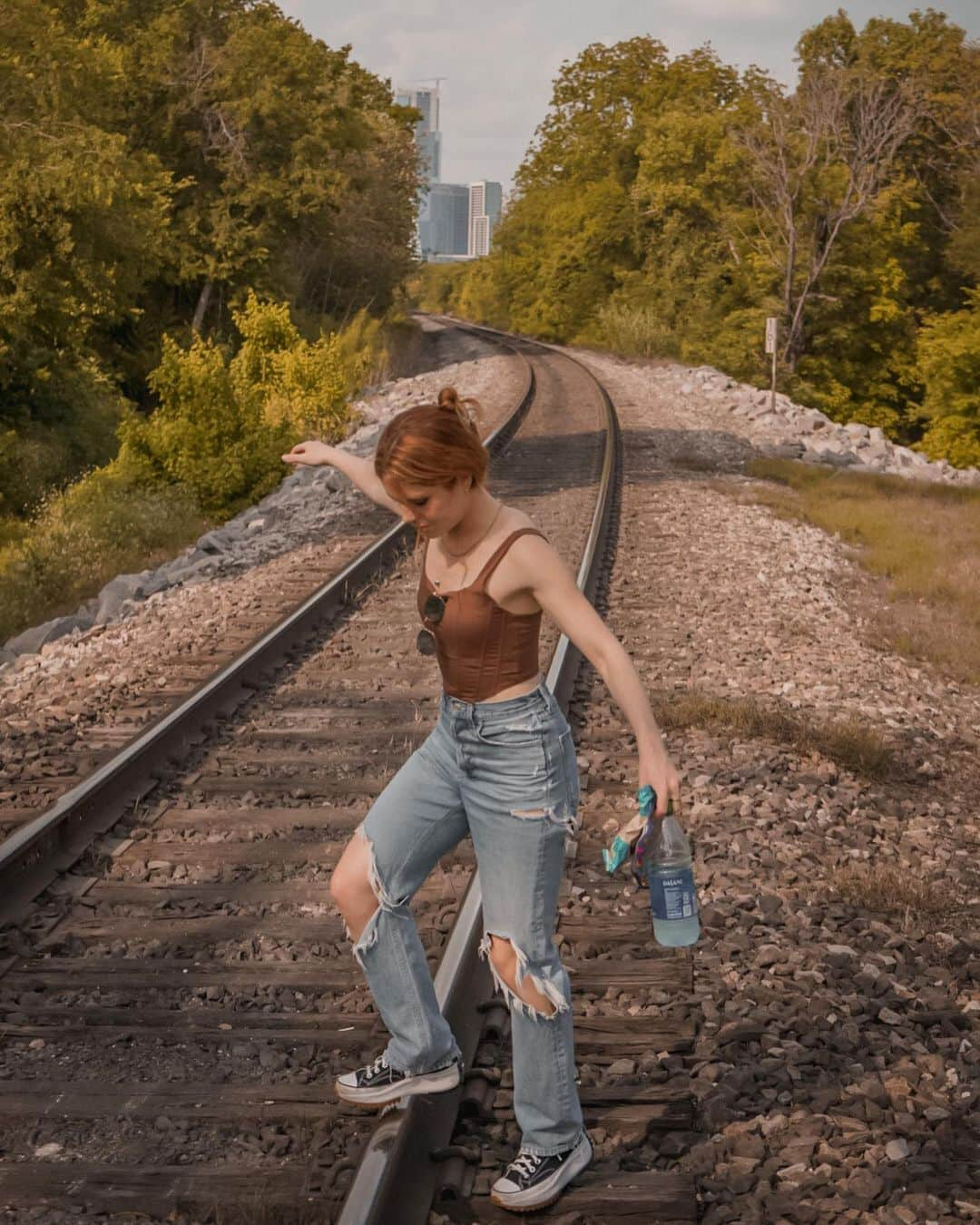 シドニー・シエロタさんのインスタグラム写真 - (シドニー・シエロタInstagram)「snack attack on the train tracks 🦋🐬💙🫧🫶🏻✨ oh and our 〚self-titled〛 album comes out ONE MONTH FROM TODAY 🤍 7.28!!!!」6月28日 23時50分 - sydneysierota