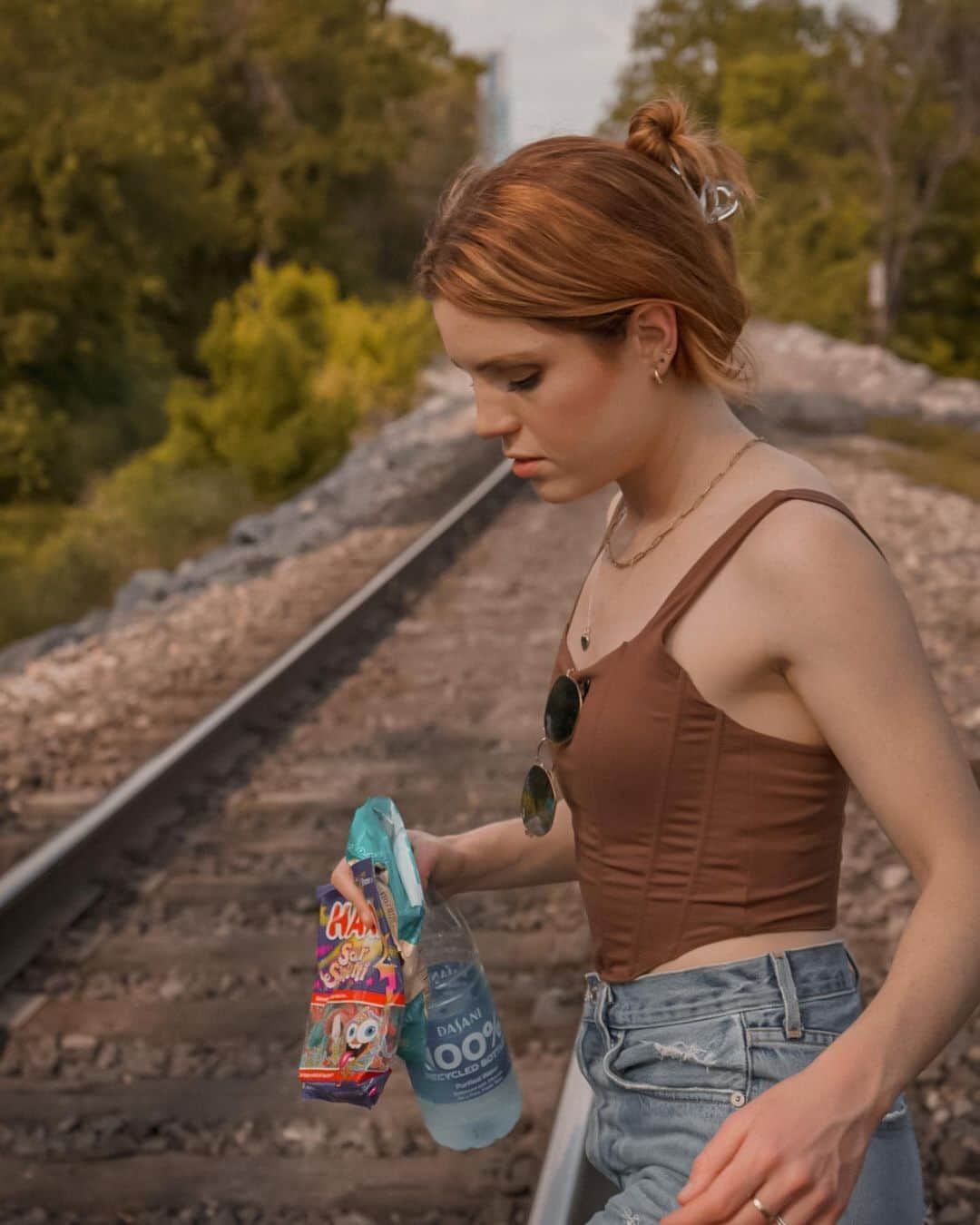 シドニー・シエロタさんのインスタグラム写真 - (シドニー・シエロタInstagram)「snack attack on the train tracks 🦋🐬💙🫧🫶🏻✨ oh and our 〚self-titled〛 album comes out ONE MONTH FROM TODAY 🤍 7.28!!!!」6月28日 23時50分 - sydneysierota