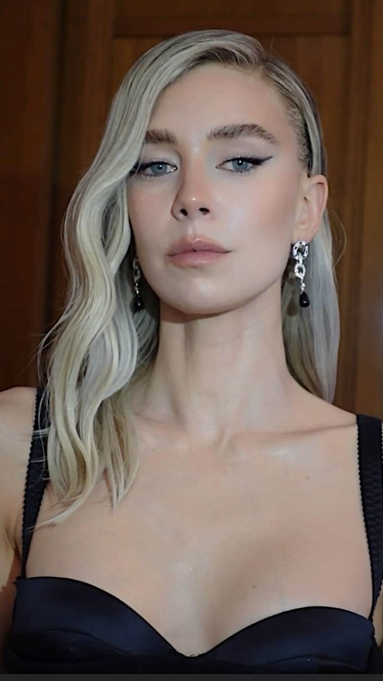 JO BAKERのインスタグラム：「V A N E S S A • K I R B Y 🇬🇧 Extreme simplicity… a killer feline swept eyeliner on #vanessakirby for #london premiere of #missionimpossible #deadreckoning …amazing to see Vanessa play a villain and I absolutely loved this movie and everyone in it. A good old future classic #tomcruise action film ~ perfect for that massive screen cinema moment (highly recommend seeing in movie theaters for best most dramatic experience!!!)  💥 Style @karlawelchstylist @dolcegabbana  Hair @hairbyadir @virtuelabs  💥 Makeup by me #jobakermakeupartist using my new  #defineme ‘waterproof Japanese skinny sketch gel eyeliner’ …precision made easy with this refined one of a kind black liner…..so excited to share this with you all AVAIL now @bakeupbeauty 💥‼️😎 #makeupoftheday #eyeliner #makeupaddict #makeupideas #virtuelabs #adirabergel #bakeupnotmakeup #madeinjapan #redcarpet #beauty」