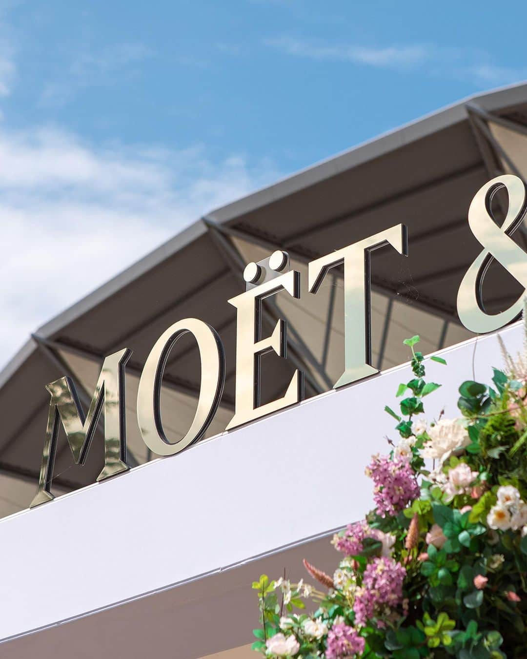 のインスタグラム：「Relive the elegance and glamour of @ascotracecourse, taking an insider look at our Moët & Chandon Champagne Bars.  #ToastWithMoet #RoyalAscot #MoetChandon  This material is not intended to be viewed by persons under the legal alcohol drinking age or in countries with restrictions on advertising on alcoholic beverages. ENJOY MOËT RESPONSIBLY.」