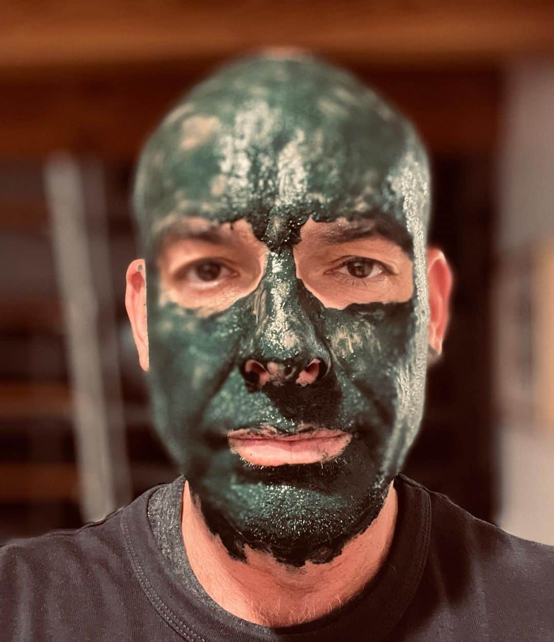 ポール・ブラックソーンのインスタグラム：「Apply green mud, wait for a bit, have Lily head of security @10degreescooler remove mud, feel good. I have it on good authority (from my very good friend Cameron) @10degreescooler will be running a 4th of July promotion for their website subscribers, please check them out! Amazing organic products… X」