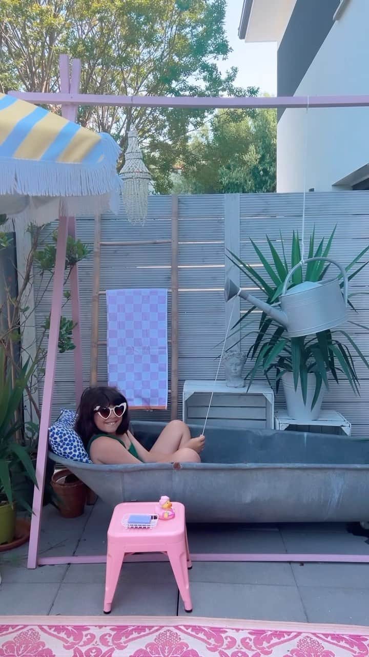 のインスタグラム：「Mercredi après-midi, après la plage.  Cette salle de bain d’été est vraiment la meilleure idée farfelue que nous ayons eue! Elle nous permet de nous rincer après la plage, mais aussi de jouer et de se laver en plein été... (on y lave Neige aussi) Elle a été pensée comme le reste: c’est avant tout un récupérateur d’eau de pluie et le surplus d’eau utilisé pour les bains nous sert ensuite pour les plantes... Pour les enfants, c’est un jeu sans fin, le barbotage idéal et des points de gagnés à chaque fois en l’honneur de Jojo La Bricole!  Et vous ça vous plaît?  Muxu from Anglet」
