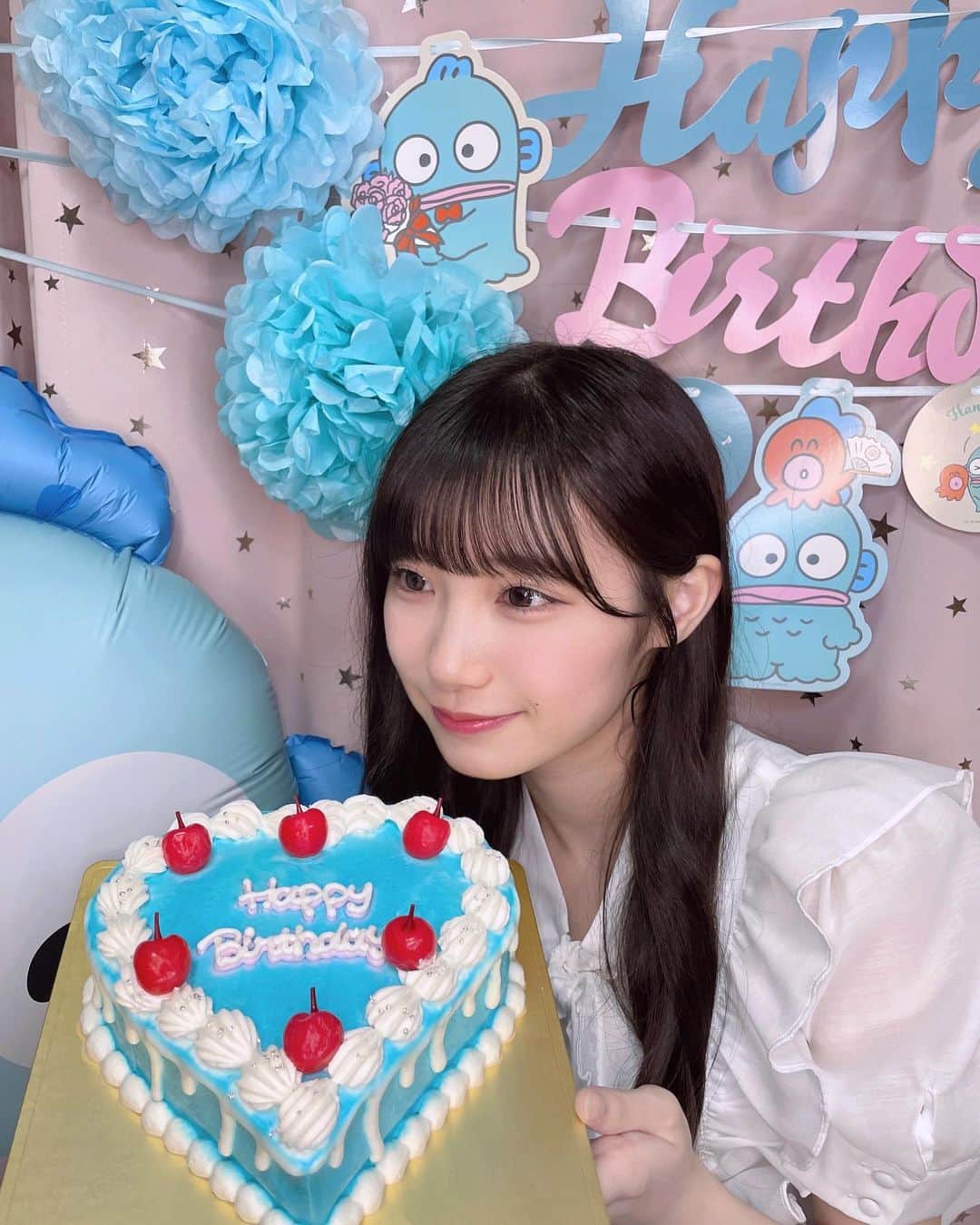 倉島杏実のインスタグラム：「🩵  18歳になりました!!  たくさんのお祝いありがとうございます( ; ; )♡ 毎年 誕生日を迎える毎に愛していただいてるなぁ…とすごく感じます🥺  18歳の1年も毎日楽しむ✊🏻  ♡  #SKE48 #誕生日 #アイドル #idol #18歳 #ljk #05 #05년생 #생일 #생일케이크 #셀피 #誕生日ケーキ #ハンギョドン #黒髪ロング #メイク #ケーキ」