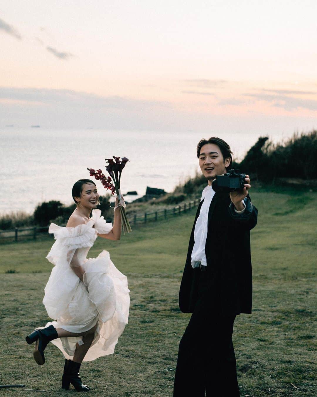 上杉圭哉のインスタグラム：「結婚式に流したOpening movieの一部を切り取った写真達を😽  素敵な写真を撮ってもらい早く載せたかった。。  結婚式当日までの様子沢山載せちゃいますがお許しください🫠  Movieは @cyoshi___ のほうでみれるよ🙄  @liebe_films さん 本当に素敵なショット、映像をありがとうございました🥺  #ウェディングフォト #wedding #結婚式 #夫婦」