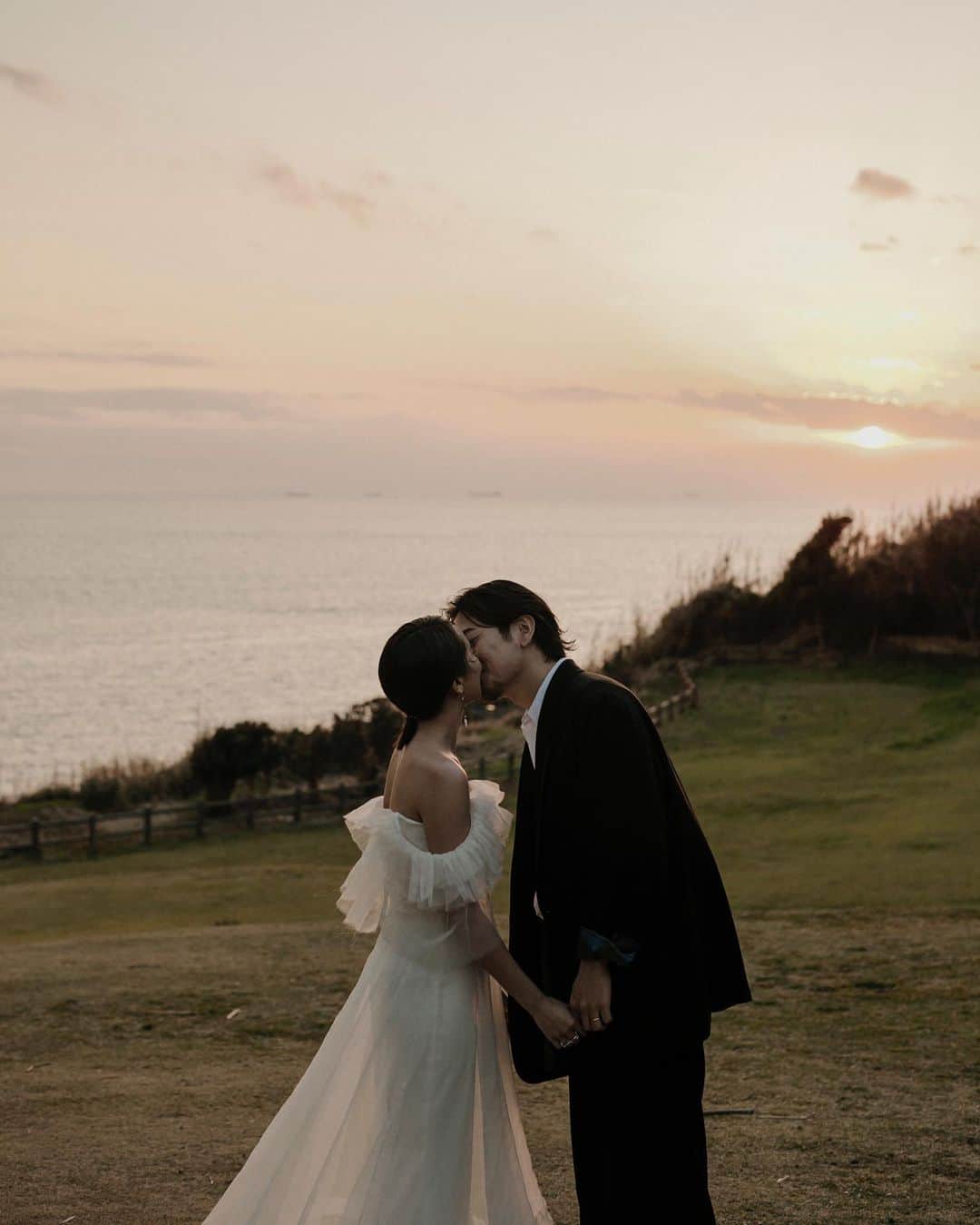 上杉圭哉さんのインスタグラム写真 - (上杉圭哉Instagram)「結婚式に流したOpening movieの一部を切り取った写真達を😽  素敵な写真を撮ってもらい早く載せたかった。。  結婚式当日までの様子沢山載せちゃいますがお許しください🫠  Movieは @cyoshi___ のほうでみれるよ🙄  @liebe_films さん 本当に素敵なショット、映像をありがとうございました🥺  #ウェディングフォト #wedding #結婚式 #夫婦」6月28日 23時58分 - keiya_uesugi