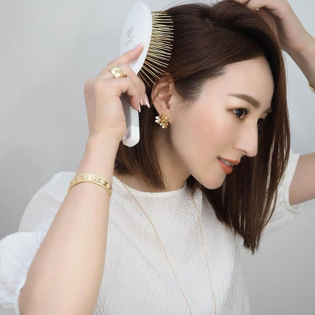 星玲奈のインスタグラム：「年齢を重ねるにつれて ちゃんとお金をかけてお手入れしたいと思っている部位は 特に髪と肌。 エイジングが現れやすい箇所でもあり ちゃんとお手入れすると効果もわかりやすく出てくれるところでもあるなと。 いろんなアイテムを試行錯誤していますが なかでもこのブラシはピカイチによい😍 @snowfoxskincarejapan というスキンケアブランドから発売されているブラシで その名も "プレミアム スカルプ カッサ ヘアブラシ" 月に300本売れているというこのブラシ。 チタンと24Kゴールドでつくられたピンでマッサージをすることで 頭皮の血行をよくして、エイジングでペタンとしがちな根元の髪を ふんわりと立ち上げてくれる😌❤️ 硬くもなく柔らかすぎない長めのピンの刺激が心地よく 朝晩2回のブラッシングが本当に気持ち良い❤️ 頭皮だけでなく、首や肩までマッサージをすると 顔のむくみやたるみもすっきり😌 ・頭痛を緩和したい方 ・ストレスを緩和したい方 ・産後の抜け毛にお悩みの方 ・ヘッドスパをご自宅でしたい方 ・ぺたんこの髪をボリュームアップさせたい方 例えばですが このような悩みのある方にもおすすめなのだそう❤️ プレゼントにもよろこばれそうです✨💆🏻‍♀️ ・ #snowfoxskincarejapan #pr #ヘッドスパ#スカルプブラシ」